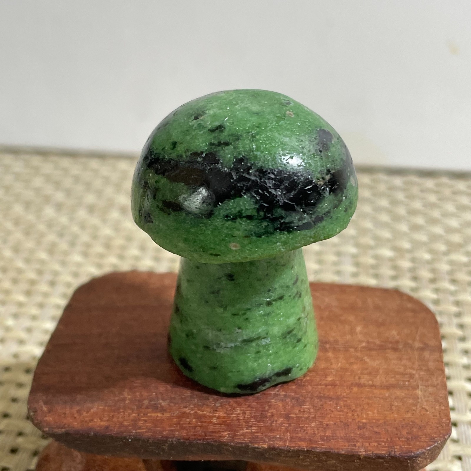 49g Natural quartz green treasure, carved and polished, mushrooms