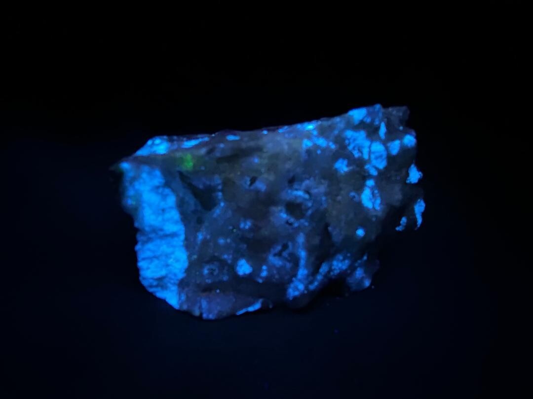 KB: RICH! SW FL BRIGHT BLUE/WHITE SCHEELITE WITH WOLFRAMITE FROM AUSTRALIA