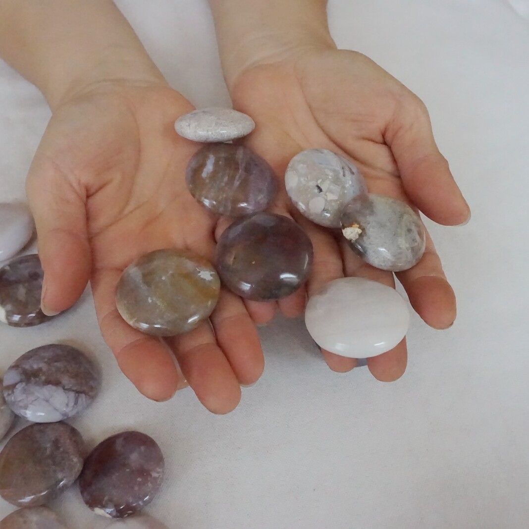 2.2LB 42Pcs Natural Agate Carnelian Disc Quartz Crystal Palm Stone Healing