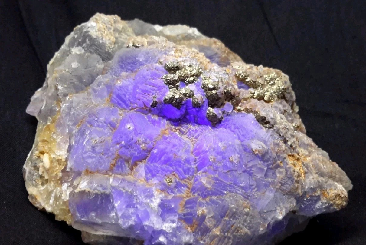 1 LB 4 ounces 4.5″ PYRITE on FLUORITE from Chihuahua, Mexico FLUORESCENT