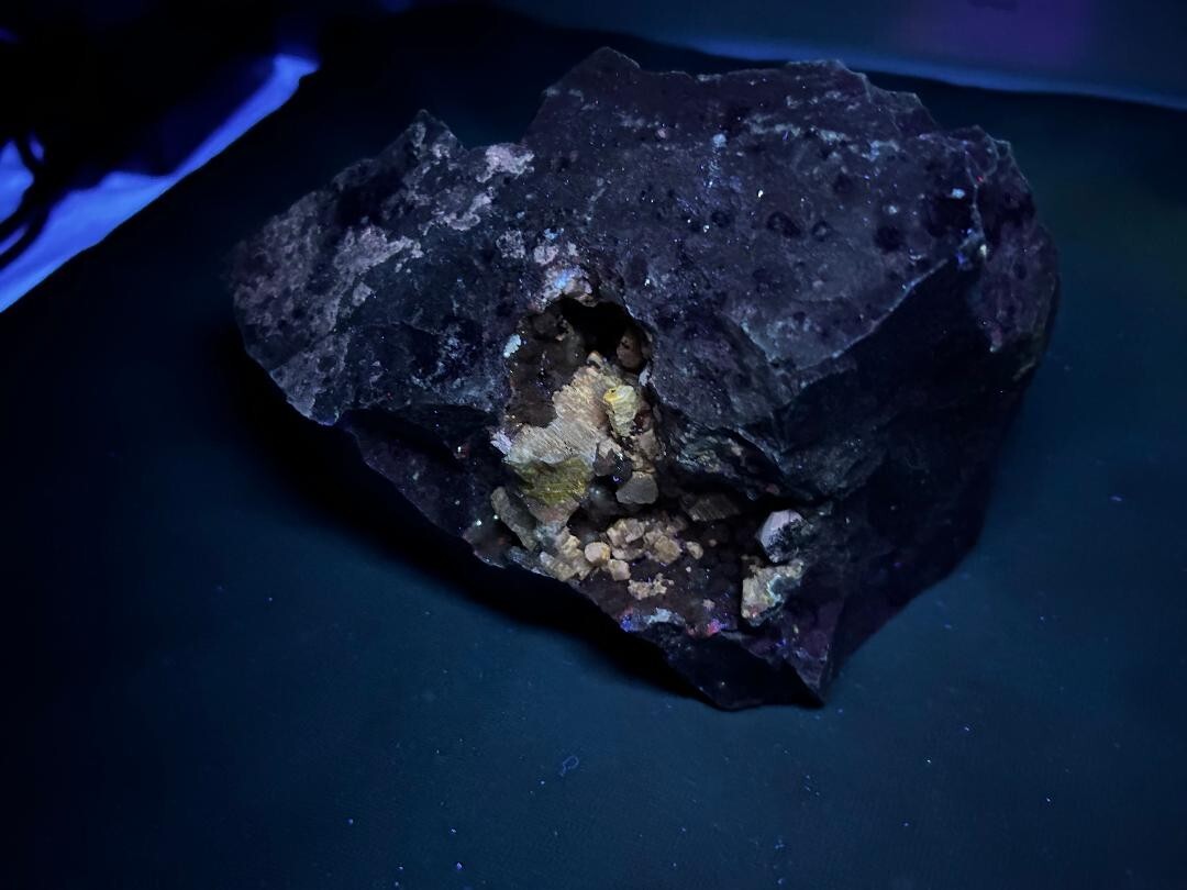 KB: BRIGHT! FL. YELLOW/WHITE SW/LW WELOGANITE XLS. FROM FRANCON QUARRY, CANADA