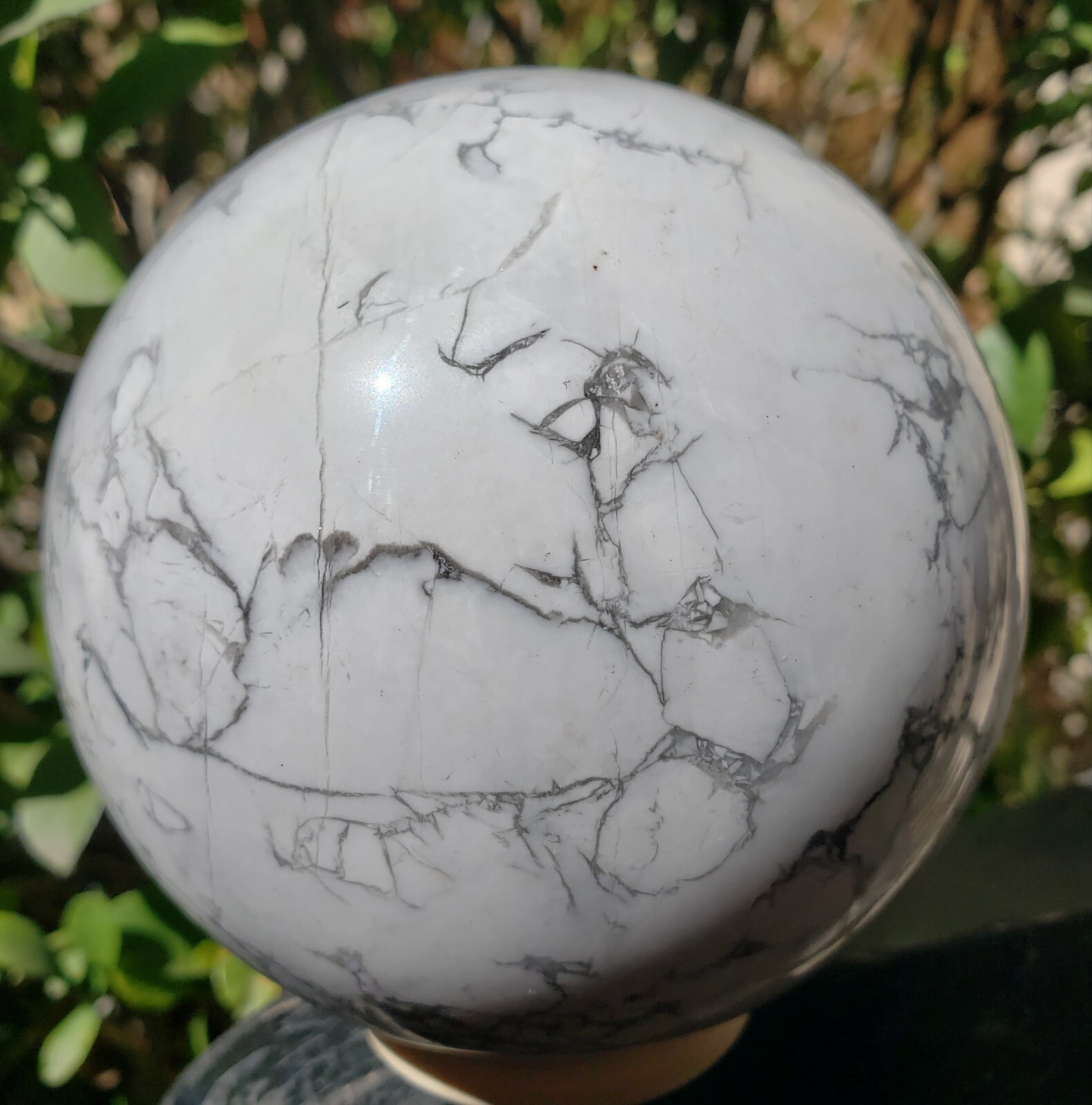 4.0″ Howlite Quartz Crystal Sphere Orb Ball Stone UV Fluorescence, 1812g