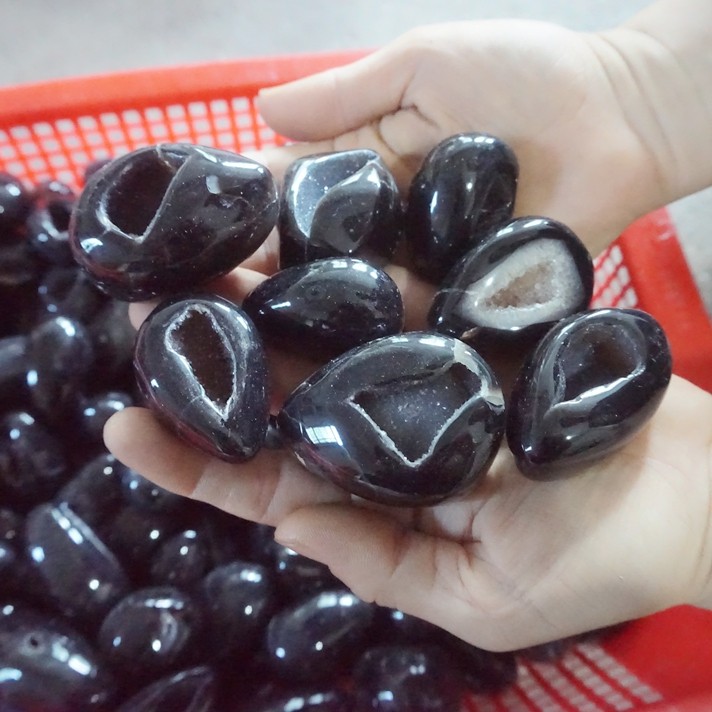 2.2LB 21Pcs Black Carnelian Agate Crystal Geode Egg Carved Palm Stone Healing