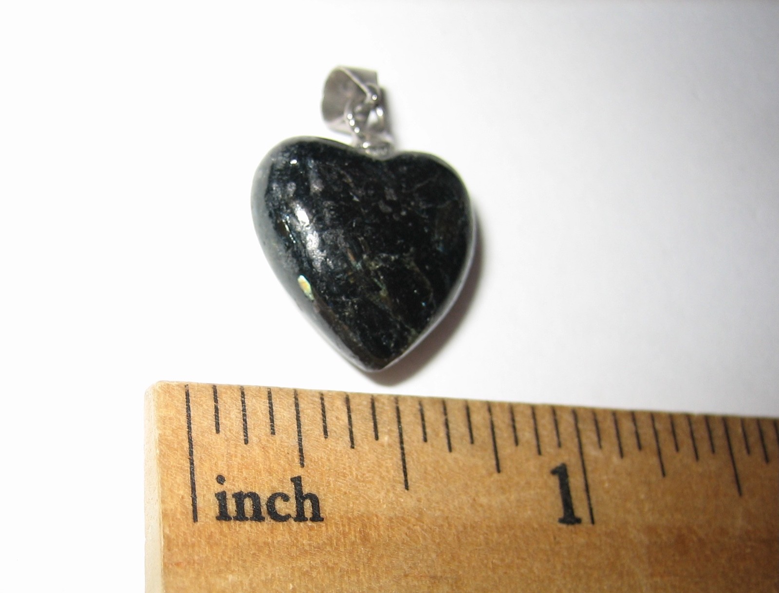 15mm RARE! POLISHED NATURAL AUTHENTIC NUUMMITE STONE HEART PENDANT GREENLAND *1