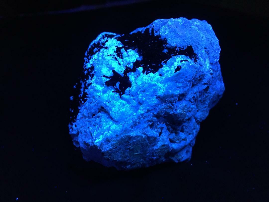 KB: SW FL BRIGHT BLUE/WHITE SCHEELITE PURPLE CRYSTALLINE FROM CHINA