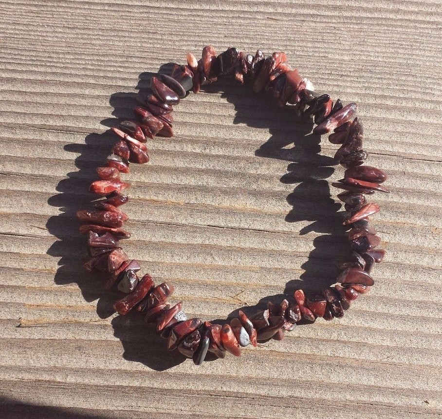 NATURAL RED TIGER IRON STONE GEMSTONE STRETCHY CHIP BRACELET