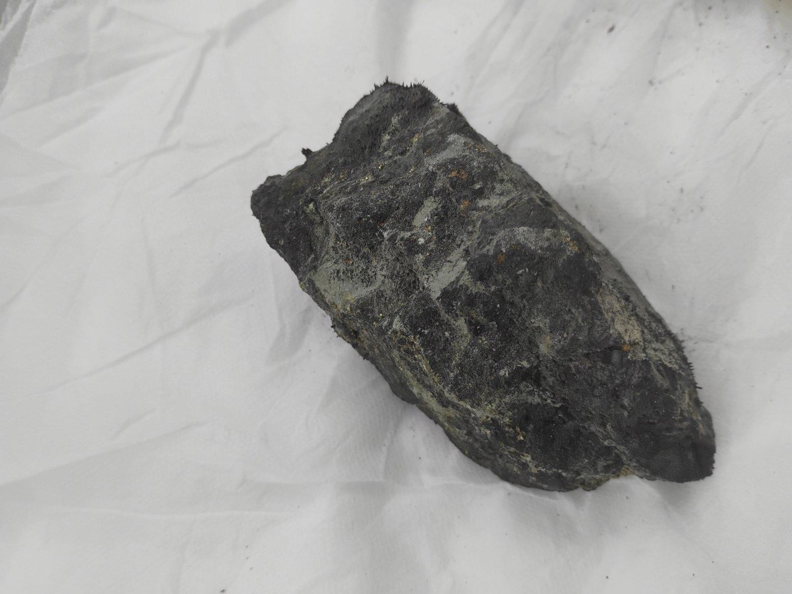 Large Lodestone Magnetite plus smaller stones iron+powder – 3.4 lbs 1542g USA