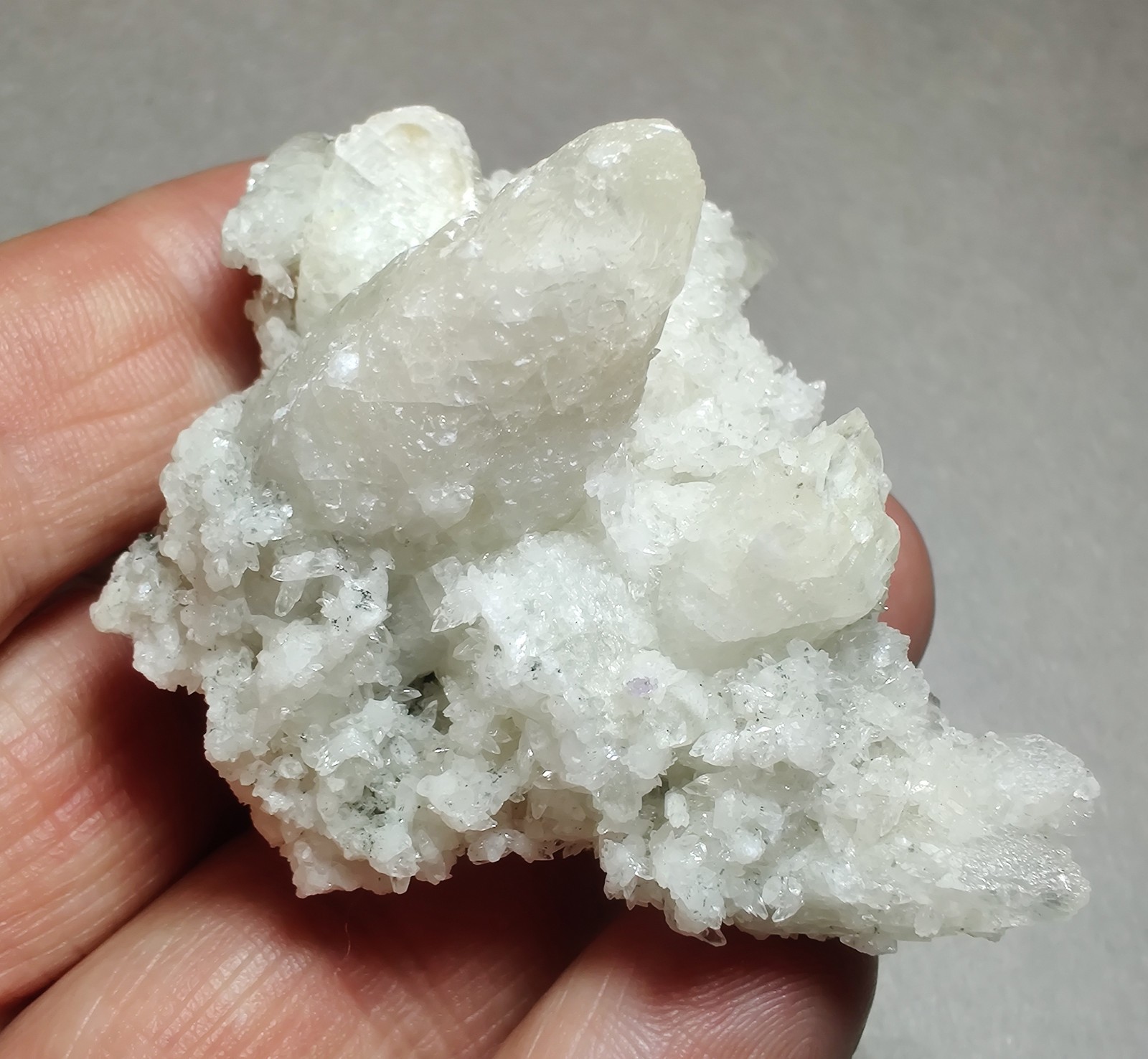 Calcite crystal specimen, fluorescent. Kentucky. 77 grams.