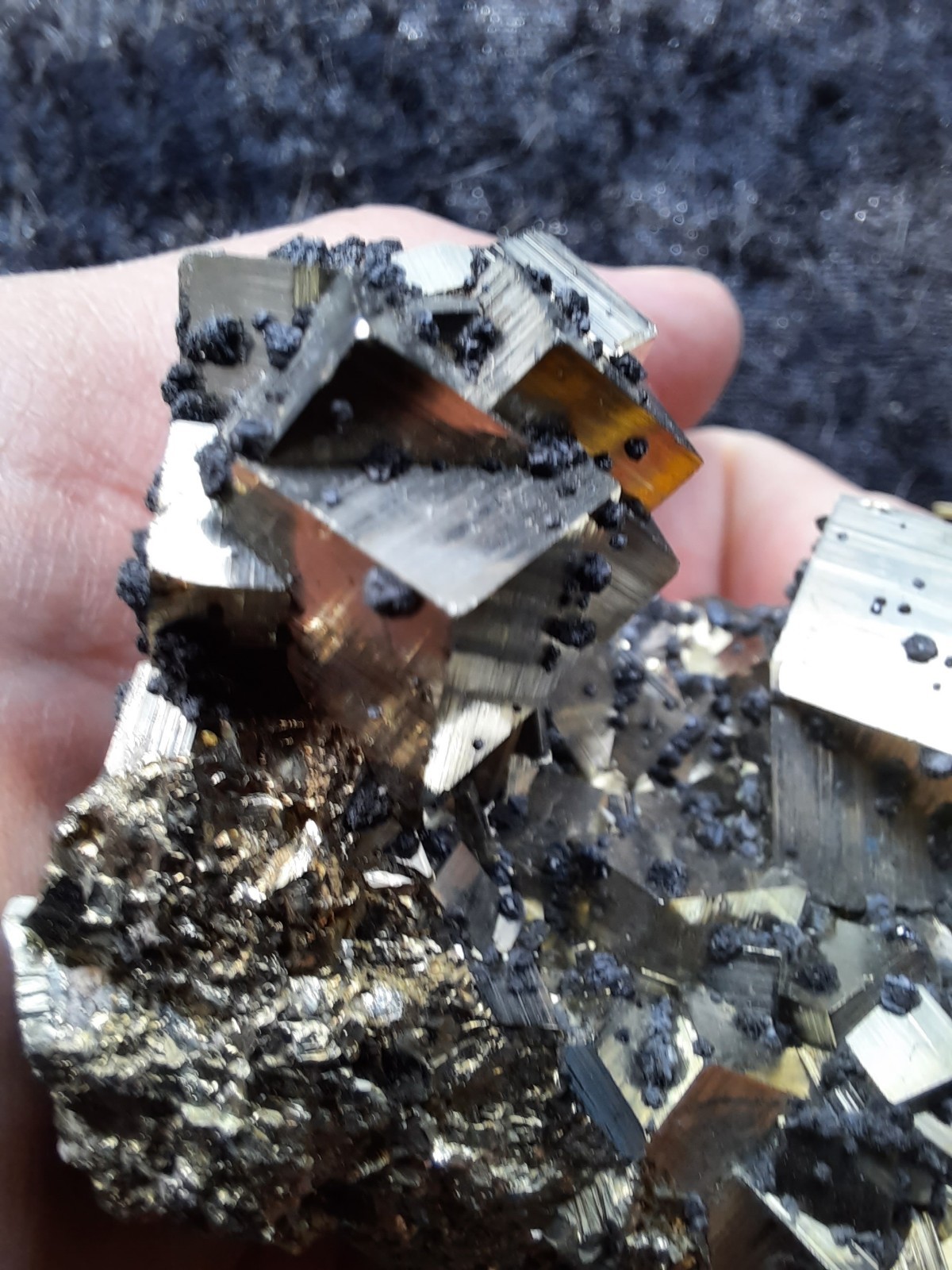100% Natural High Quality PYRITE Crystal CUBE Cluster with SPHALERITE Peru 235gr