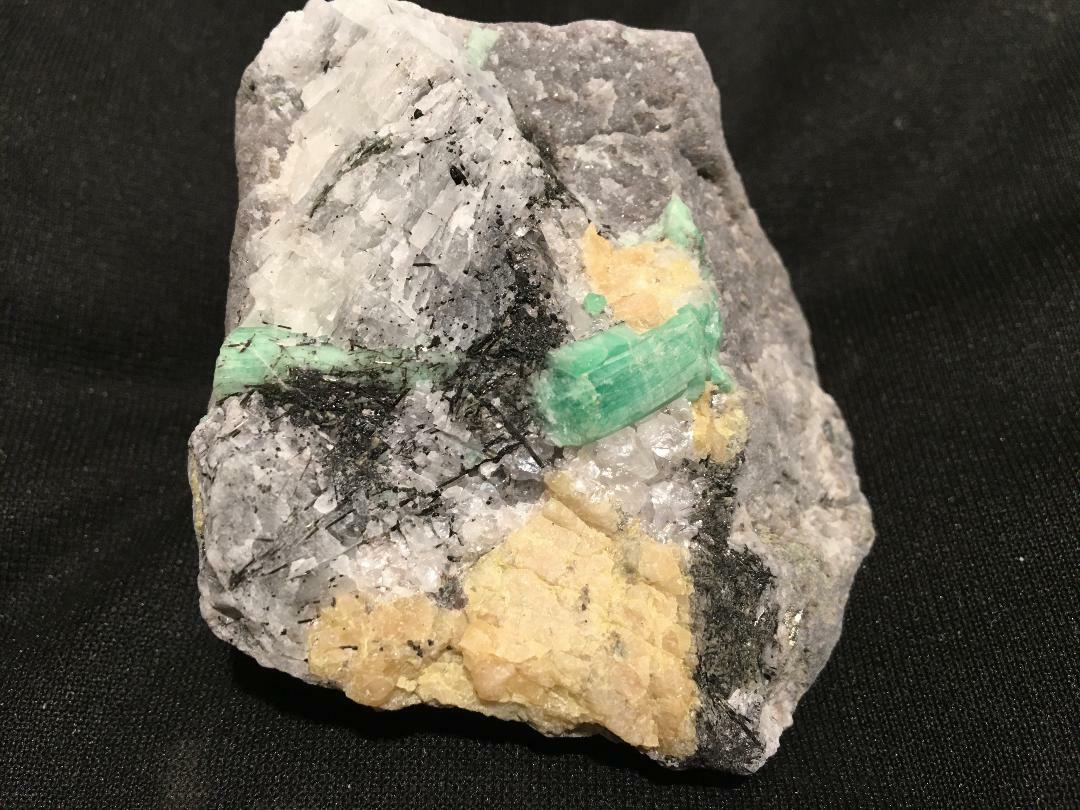 KB: SW FL BRIGHT BLUE/WHITE SCHEELITE W/ EMERALD FROM YUNNAN PROVINCE, CHINA