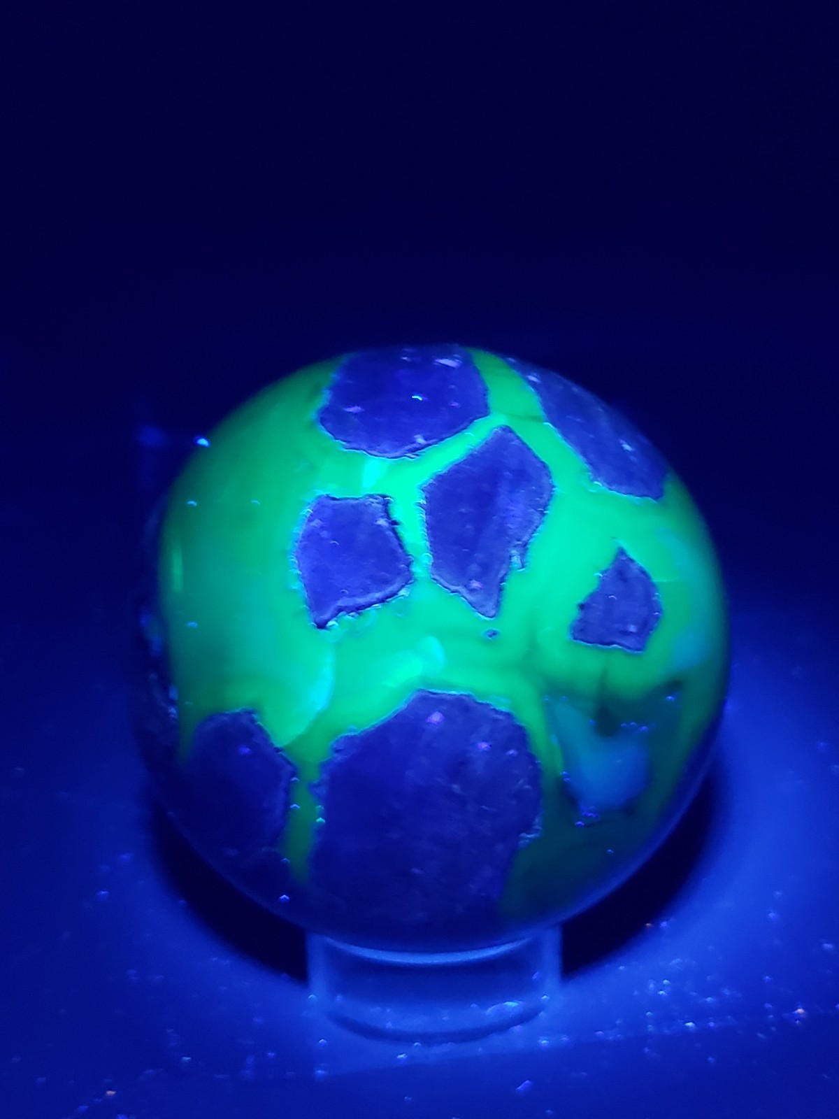 2.85″ Football Agate Volcanic Sphere Ball Orb Stunning Green UV, 526g or 1.2 lbs