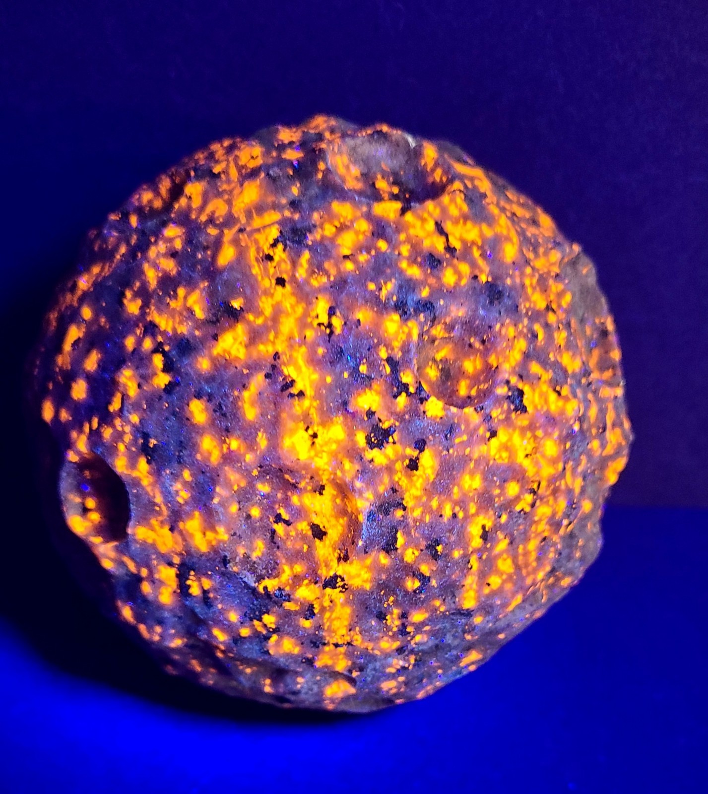 XXL 4″ 1,166g 100mm UV Reactive Glow Yooperlite Full Moon Stone Carving