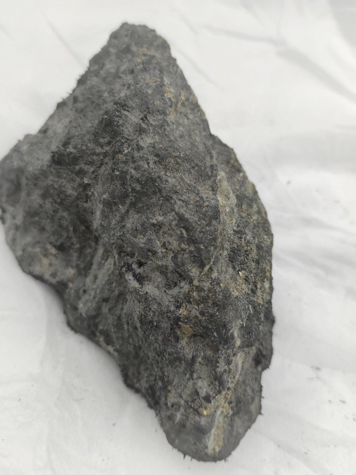 Large Lodestone Magnetite plus smaller stones iron+powder – 3.4 lbs 1542g USA