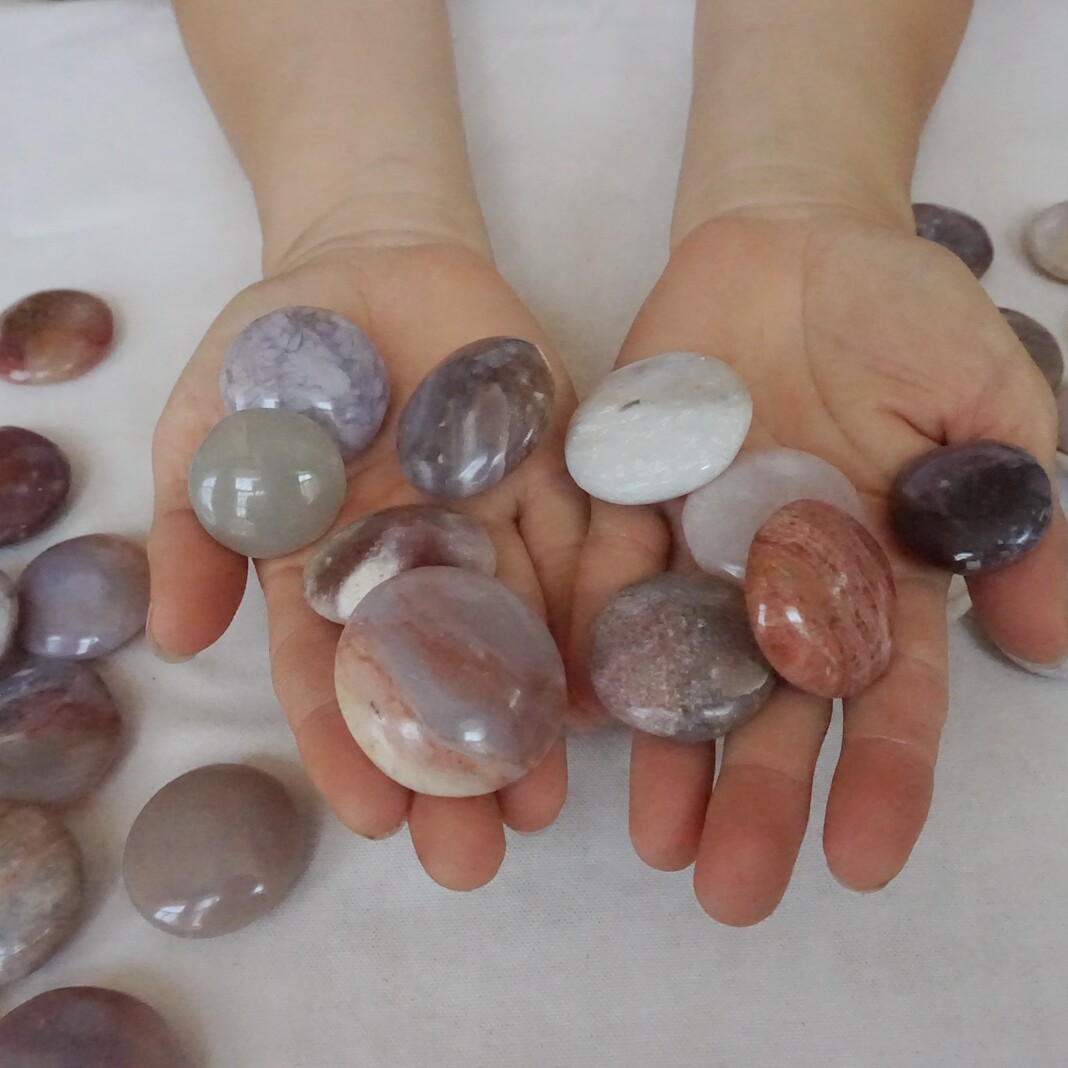 2.2LB 42Pcs Natural Agate Carnelian Disc Quartz Crystal Palm Stone Healing