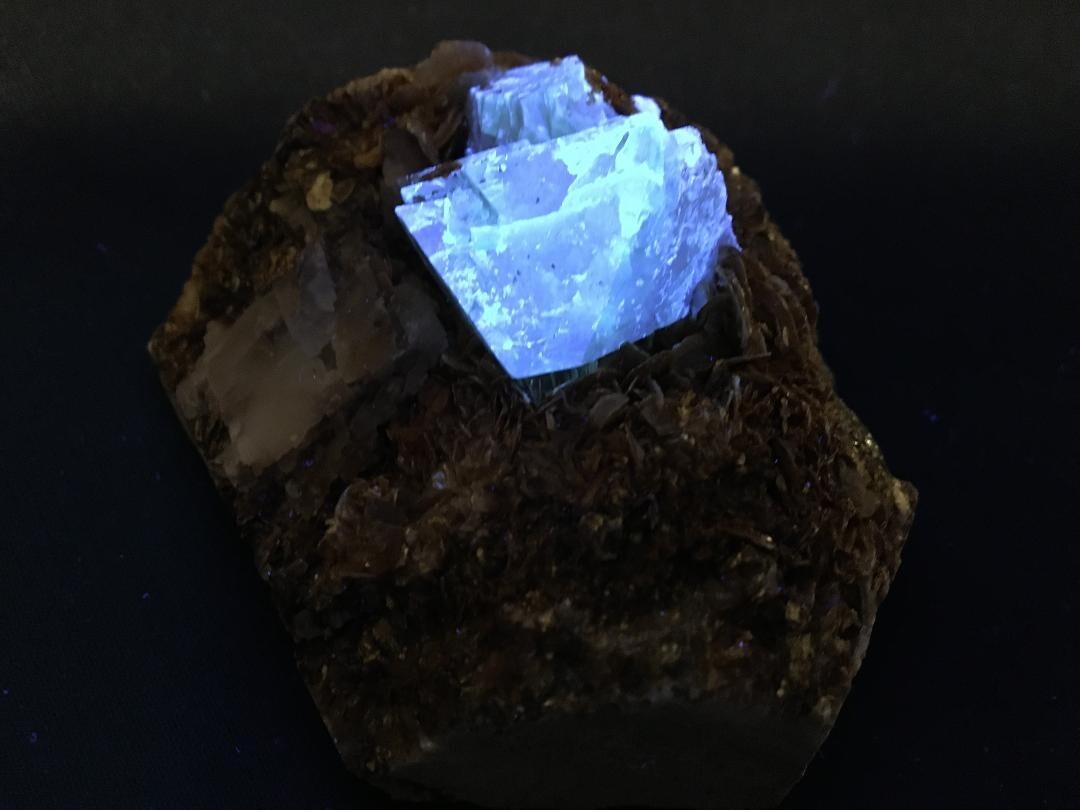 KB: SW FL BRIGHT BLUE/WHITE XL OF SCHEELITE ON MATRIX PINGWU MINE, SICHUAN CHINA