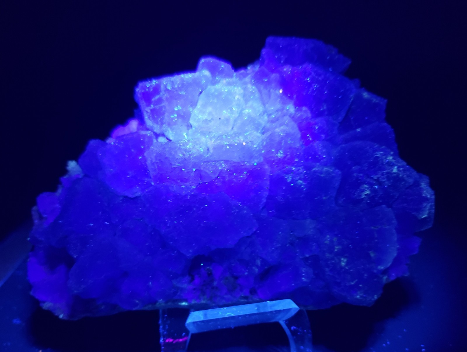 5.25″ Blue Fluorite Crystal Quartz UV on Matrix Specimen, 609g or 1.3 lbs