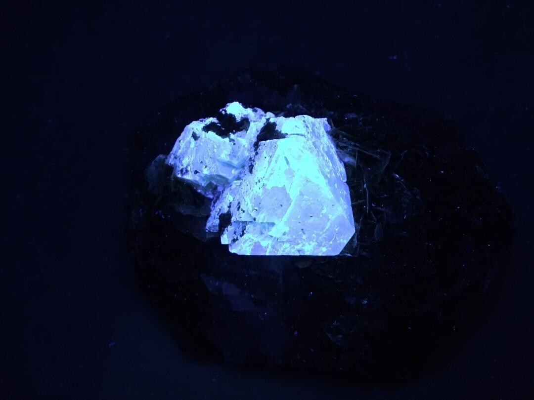 KB: SW FL BRIGHT BLUE/WHITE XL OF SCHEELITE ON MATRIX PINGWU MINE, SICHUAN CHINA
