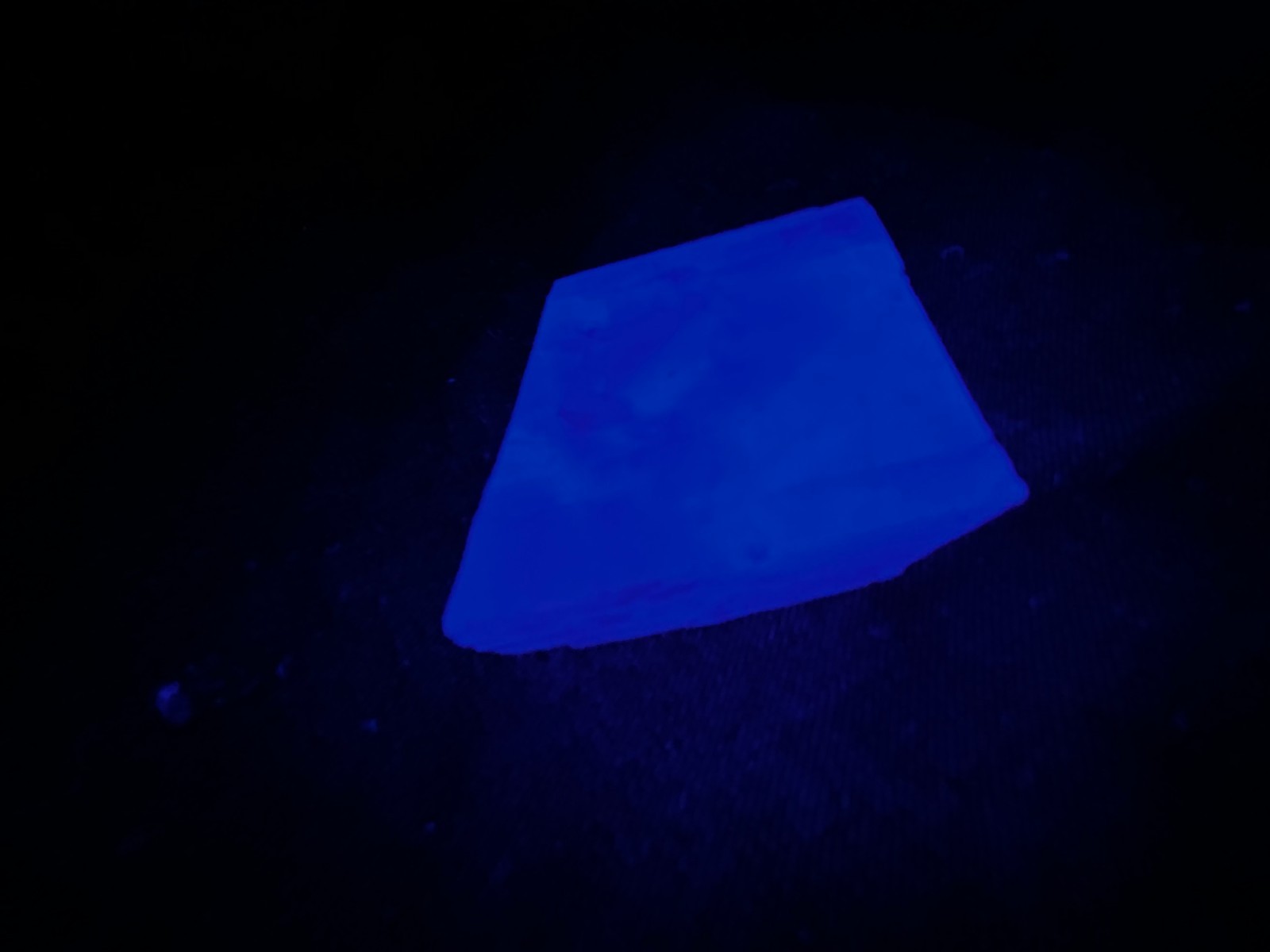 KB: GREAT! SW FL. BLUE/WHITE & PINK LW & PHOSPHORESCENT CALCITE XL. FROM MEXICO