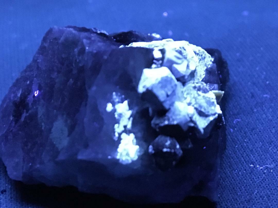KB: FANTASTIC AND BRIGHT FL. BLUE/WHITE SW SCHEELITE ON MATRIX FROM GERMANY