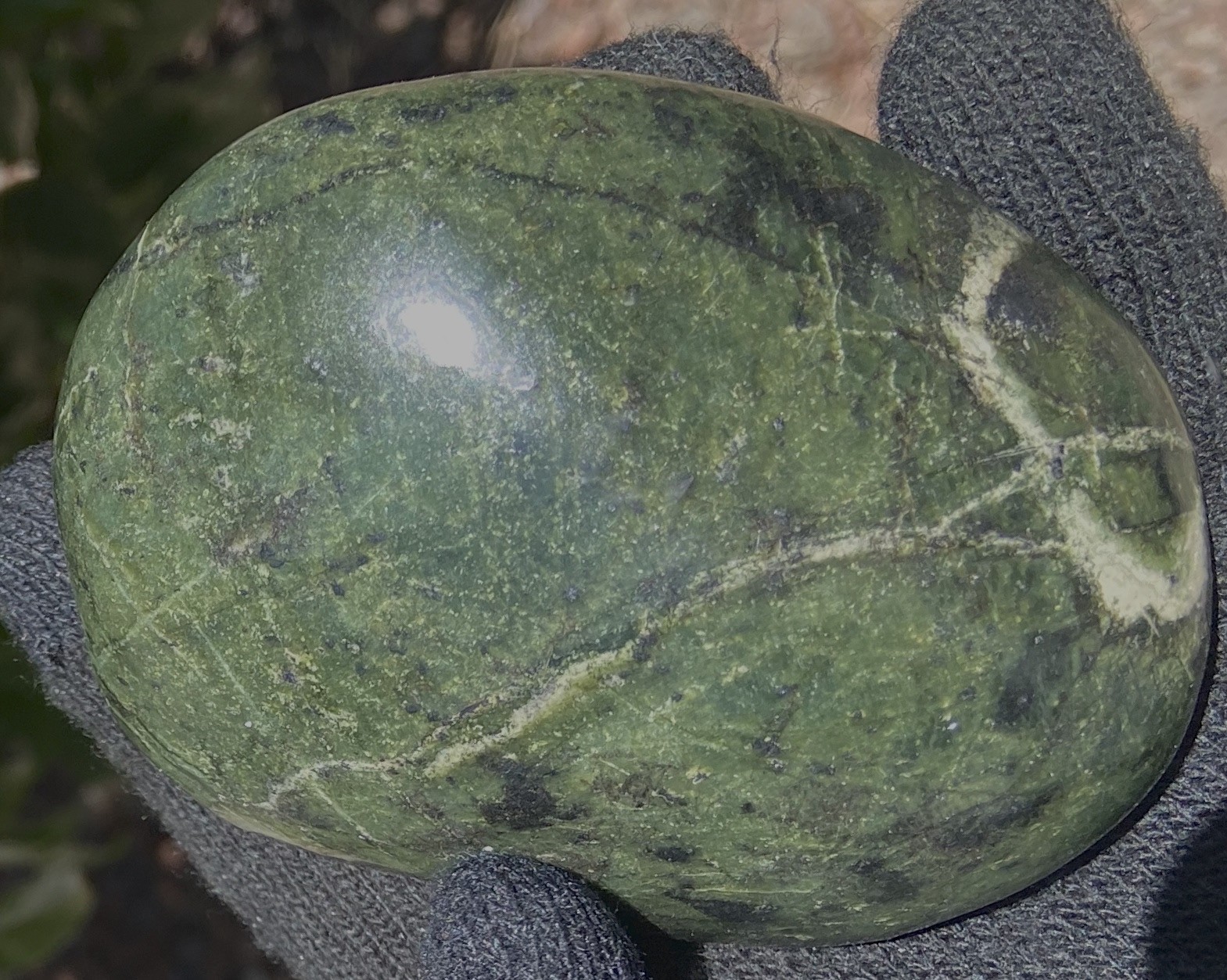 BIG SUR SERPENTINE RICH GREEN BIG POLISHED NUGGET 400 GRAMS -14.1 OZ’s MONTEREY