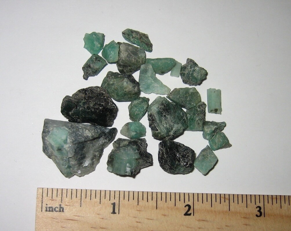 23 SMALL NATURAL ROUGH 0.2″- 0.5″ EMERALD GREEN BERYL CRYSTALS BRAZIL ~ 23.2g *2