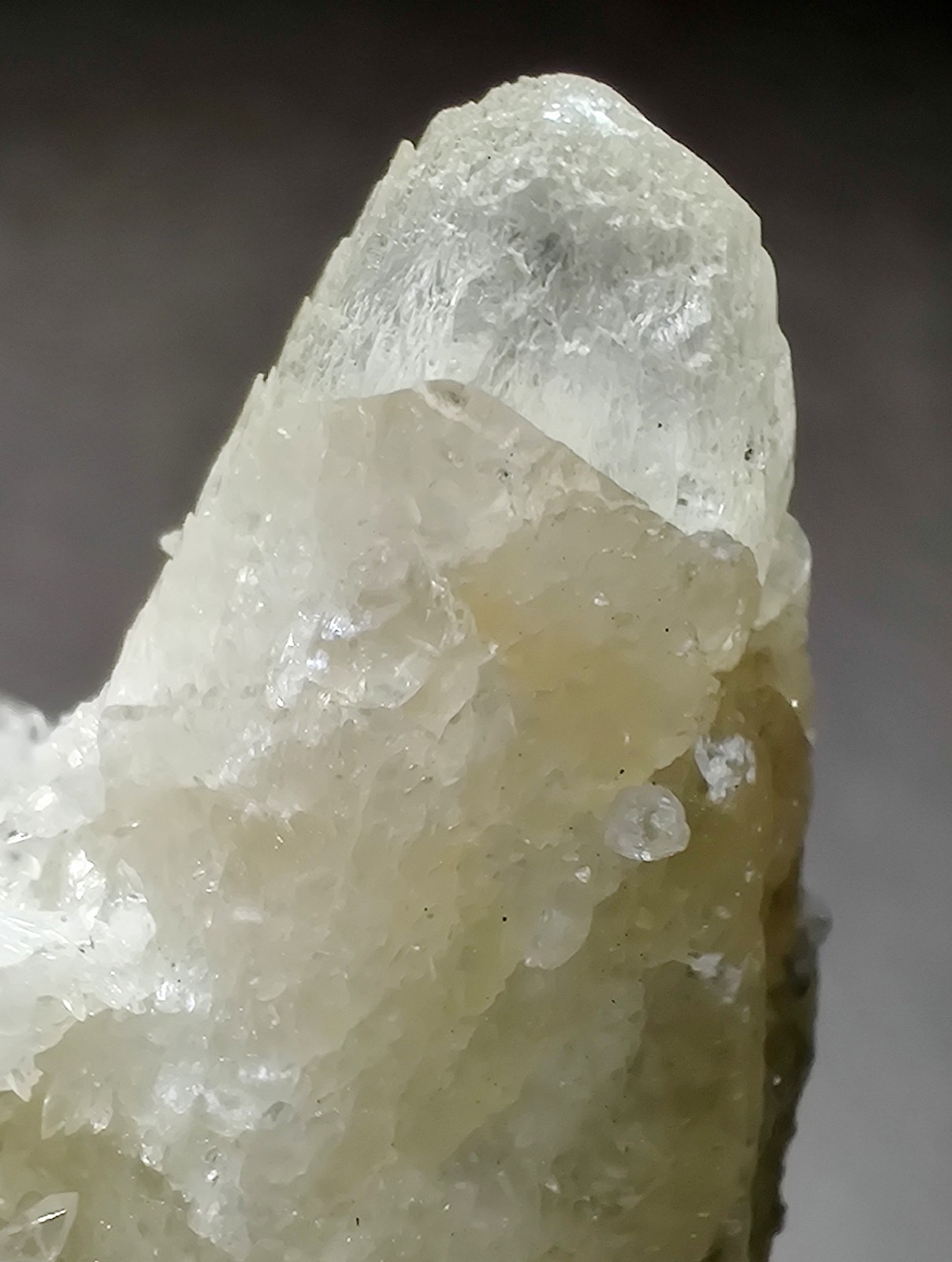 Calcite crystal specimen, fluorescent. Kentucky. 77 grams.