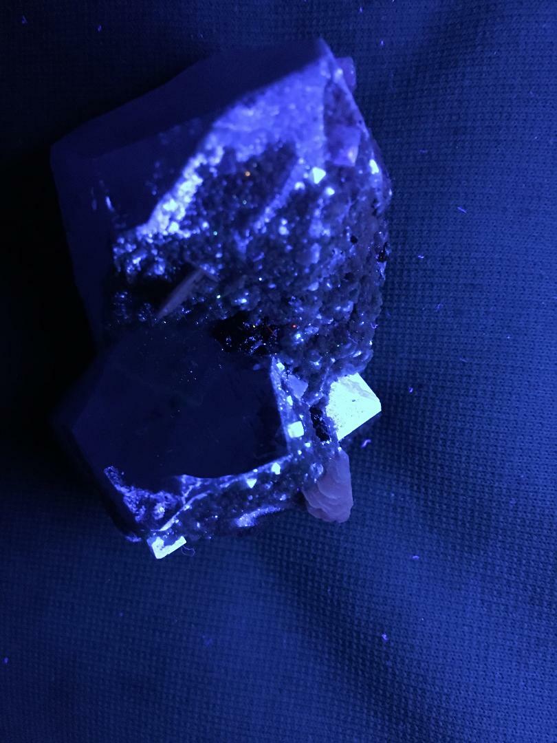 KB: SW FL BRIGHT BLUE/WHITE XL OF SCHEELITE IN MATRIX, HUNAN PROVINCE, CHINA