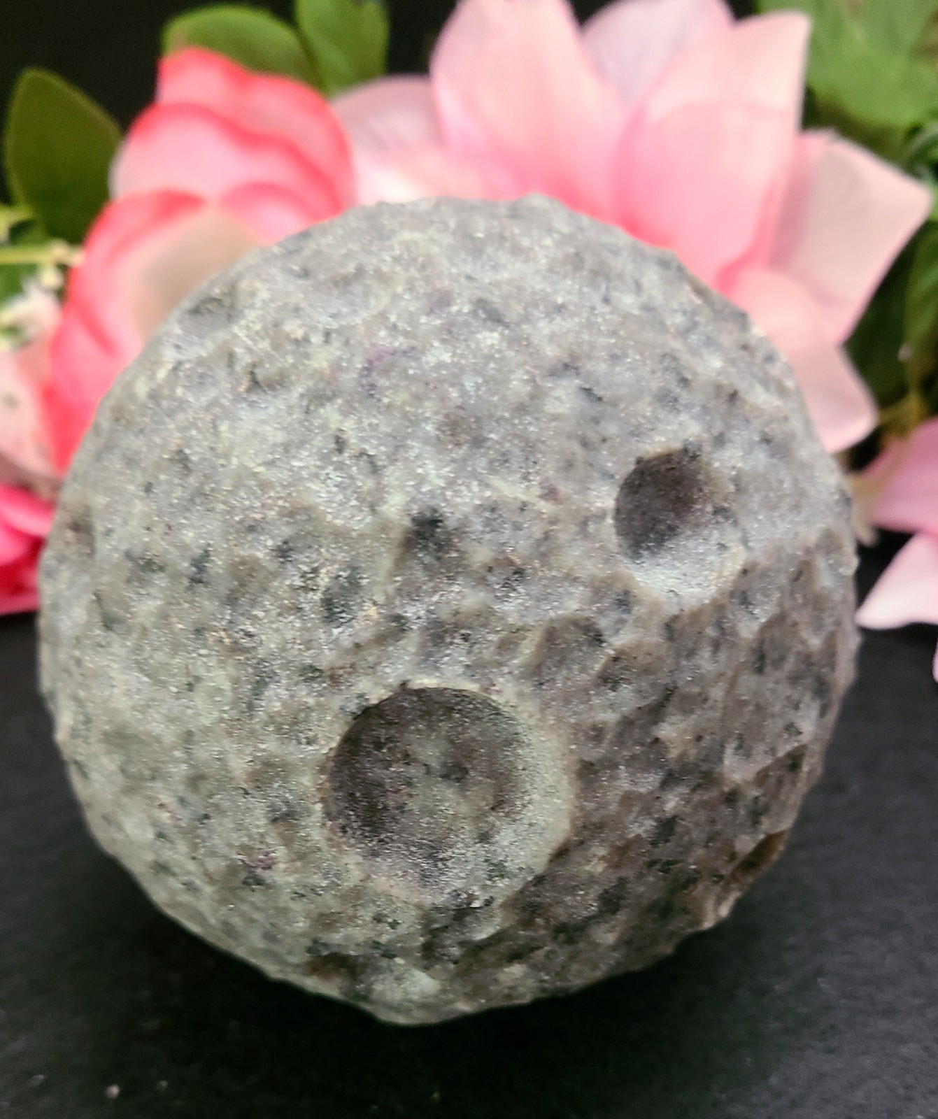 XXL 4″ 1,166g 100mm UV Reactive Glow Yooperlite Full Moon Stone Carving