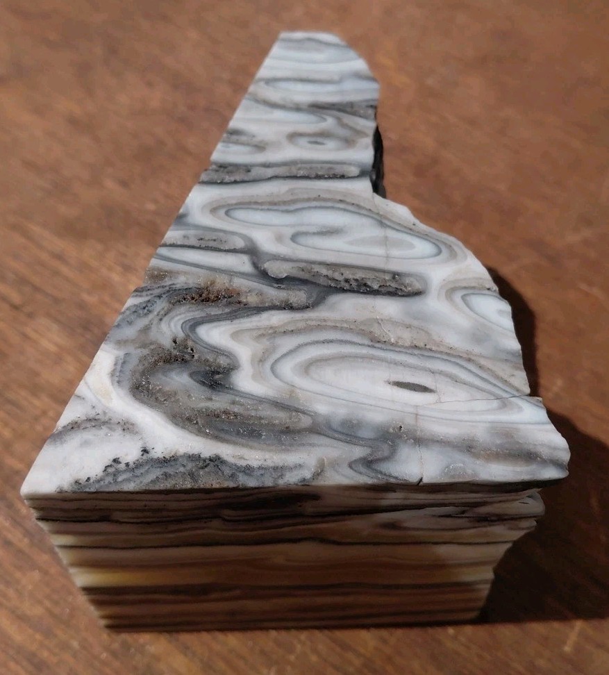 Zebra Calcite Polished Crystal Pyramid 2 3/4Lb Bands UV+ 4 3/4″× 3 1/2″ ×3 1/2