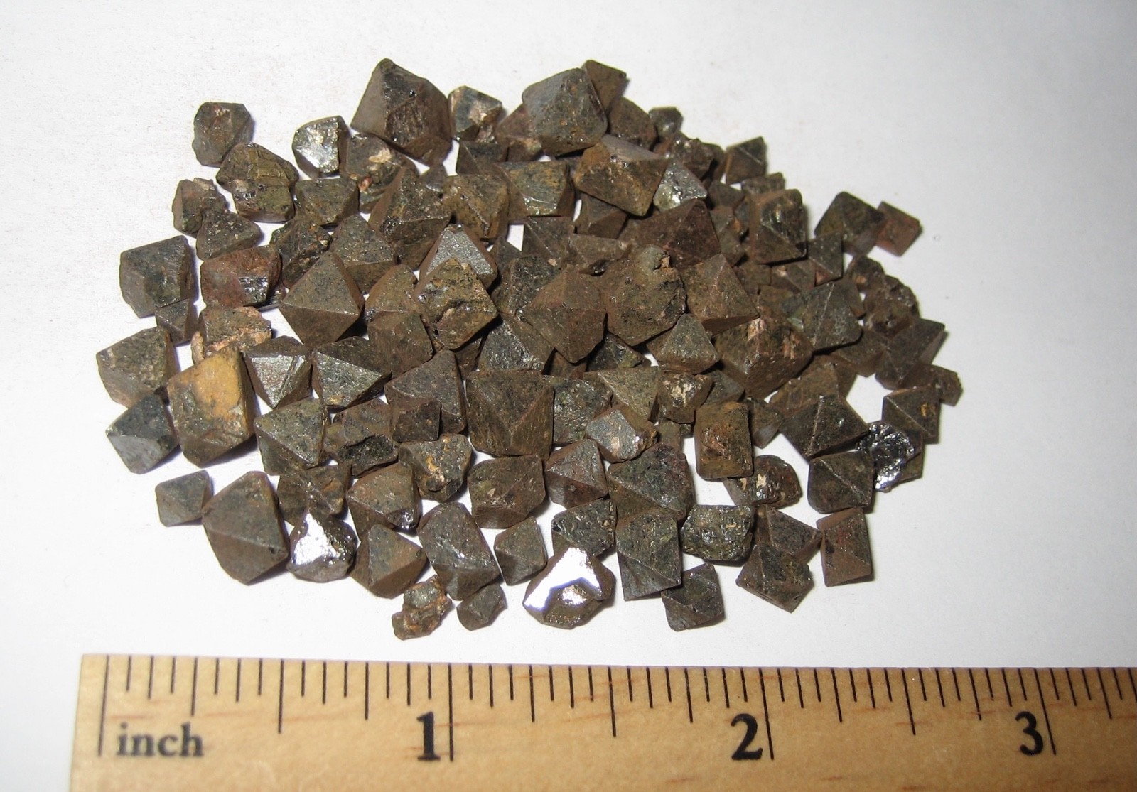 PILE TINY NATURAL ROUGH 0.2″- 0.3″ MAGNETITE CRYSTAL MINERALS FROM BRAZIL 54g *4