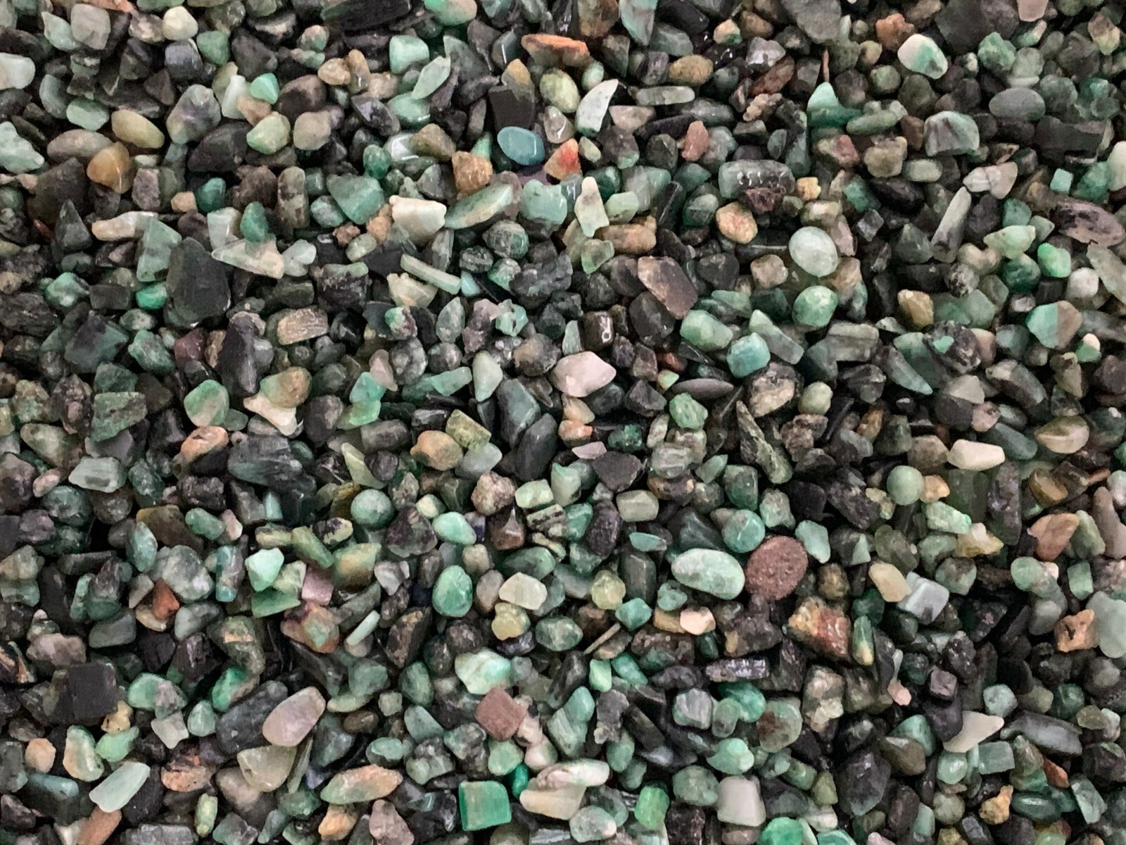 Grade A++ Emerald Semi Tumbled Gemstone Mini Chips 4 – 8 mm, Wholesale Bulk Lot