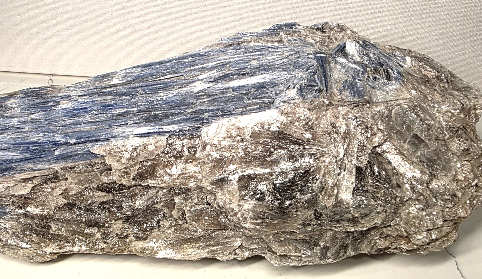 8LB 15″ BLUE OCEAN KYANITE IN NATURAL MICA FORM