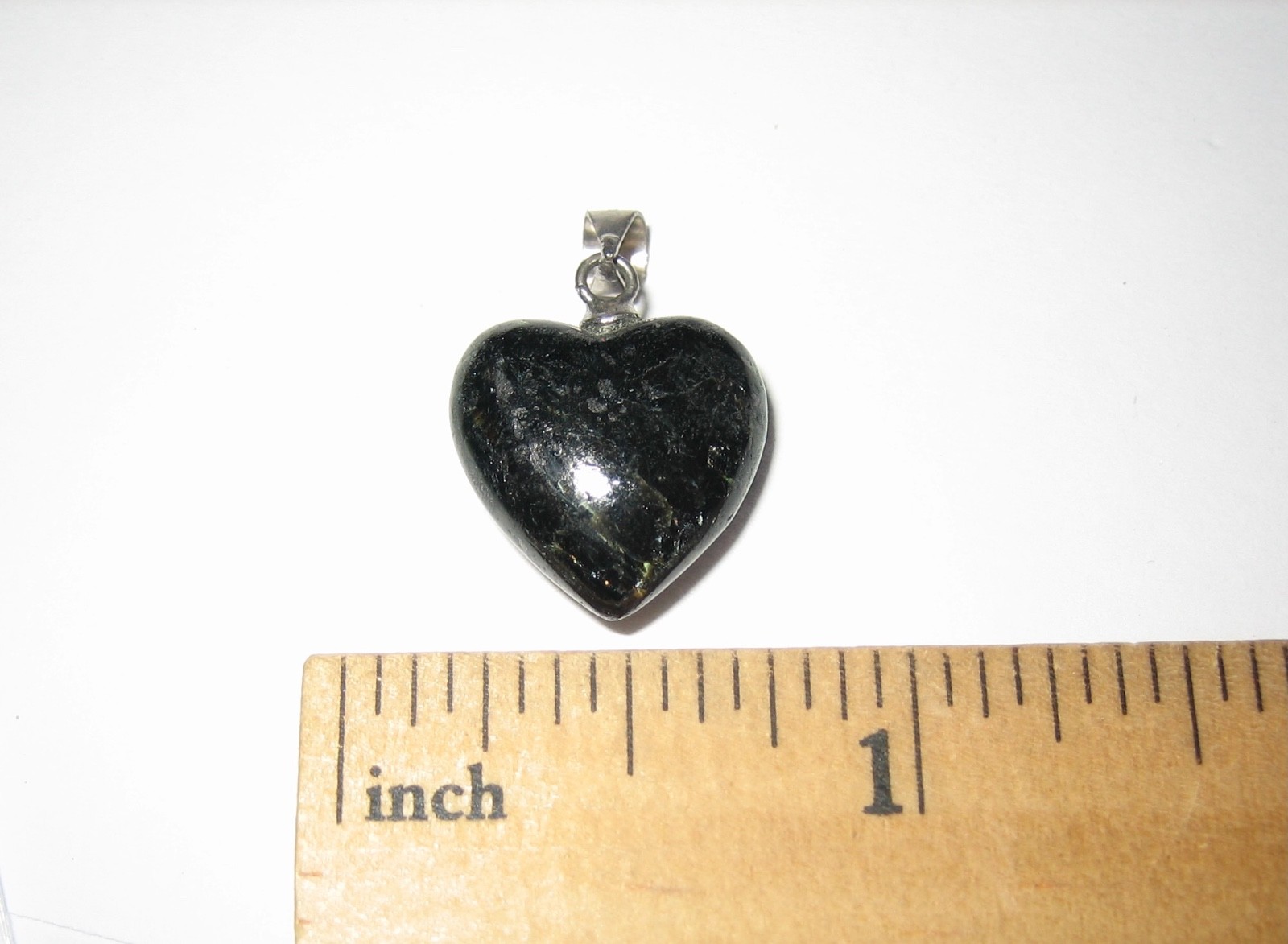 15mm RARE! POLISHED NATURAL AUTHENTIC NUUMMITE STONE HEART PENDANT GREENLAND *1