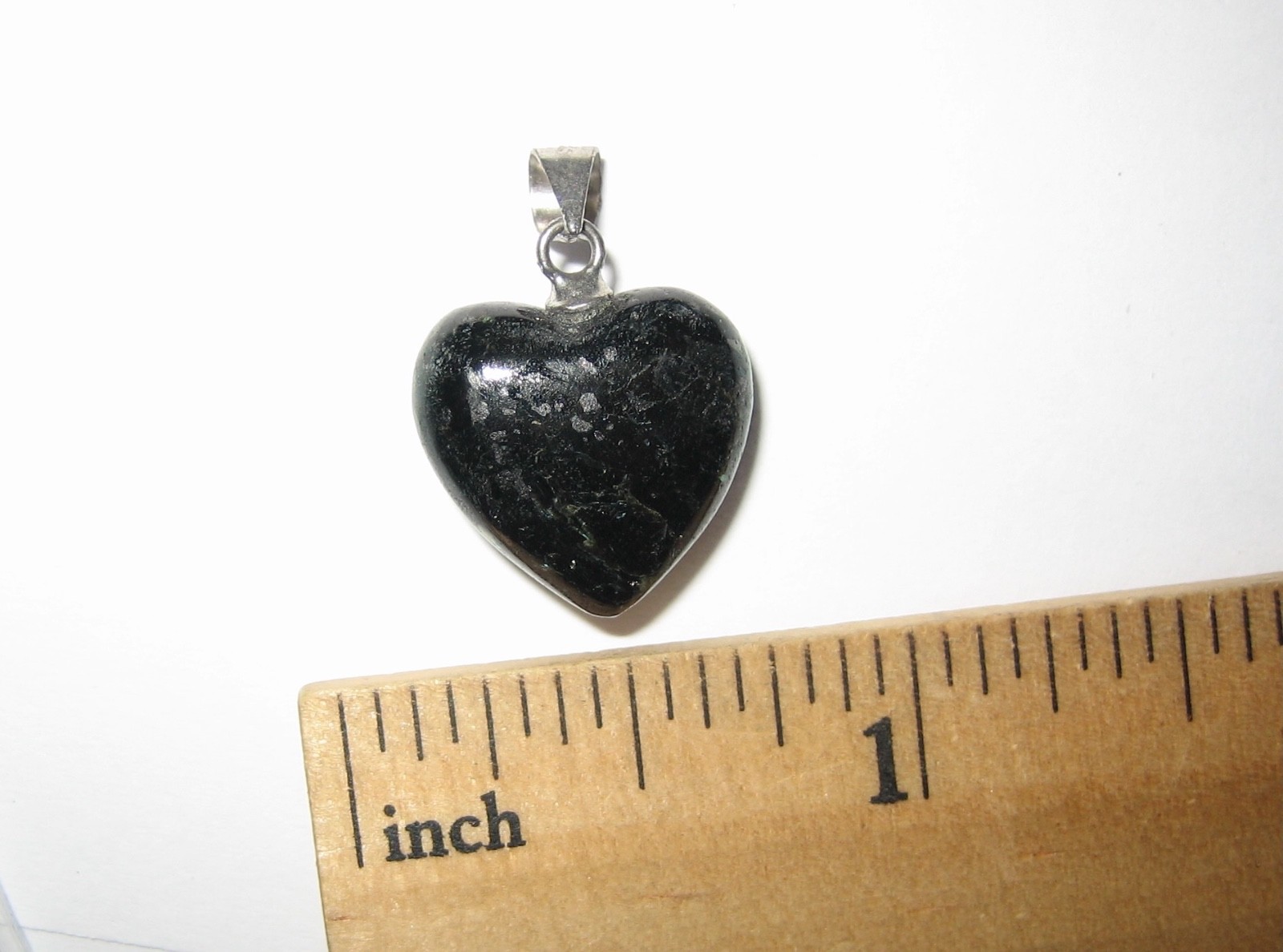 15mm RARE! POLISHED NATURAL AUTHENTIC NUUMMITE STONE HEART PENDANT GREENLAND *1