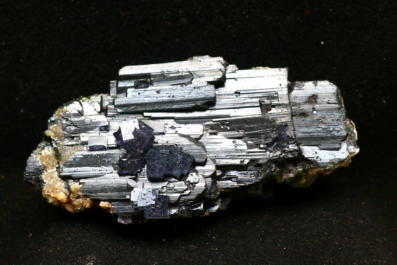 Natural”Hair” Blue Cubic fluorite Black tungsten ore mineral specimen/China
