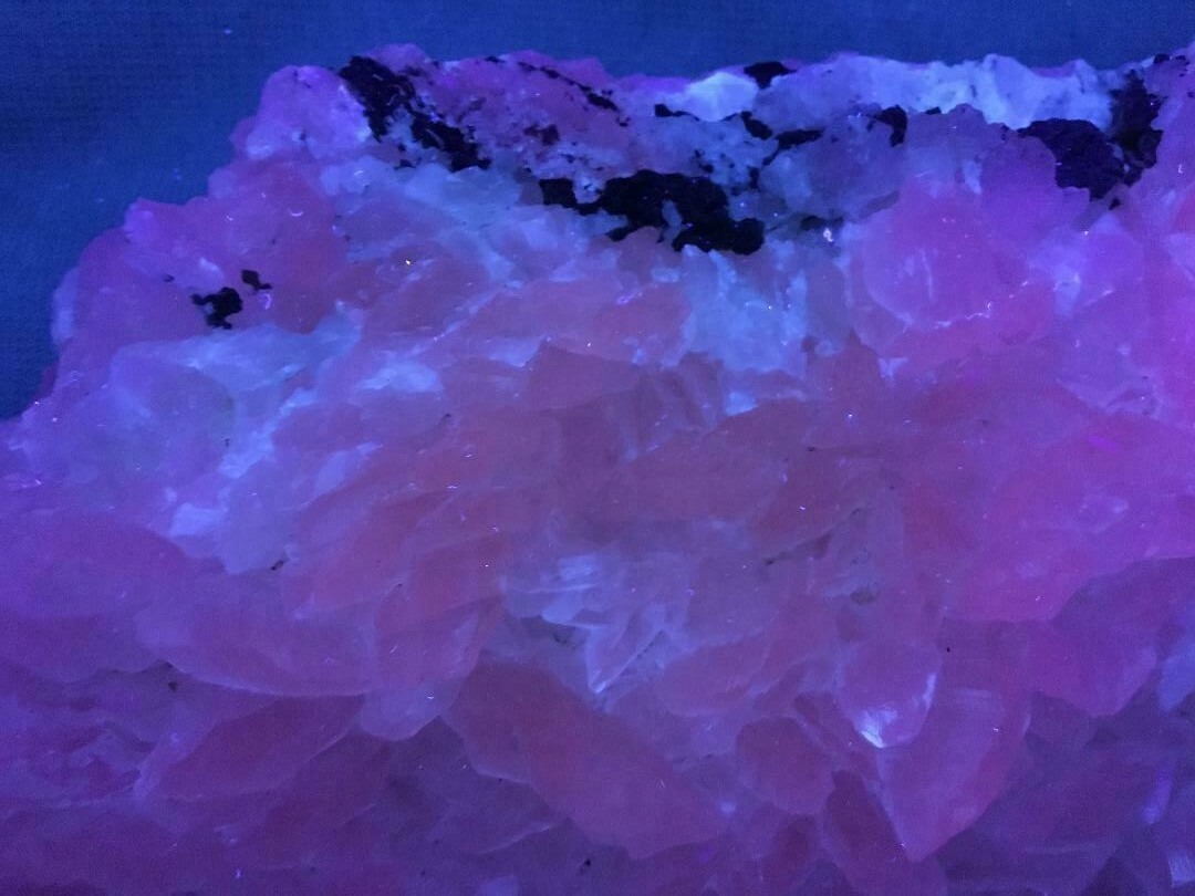 KB: BRIGHT! UNUSUAL SW FL. & PHOS. PINK & WHITE CALCITE XLS. FROM GENOVA, ITALY