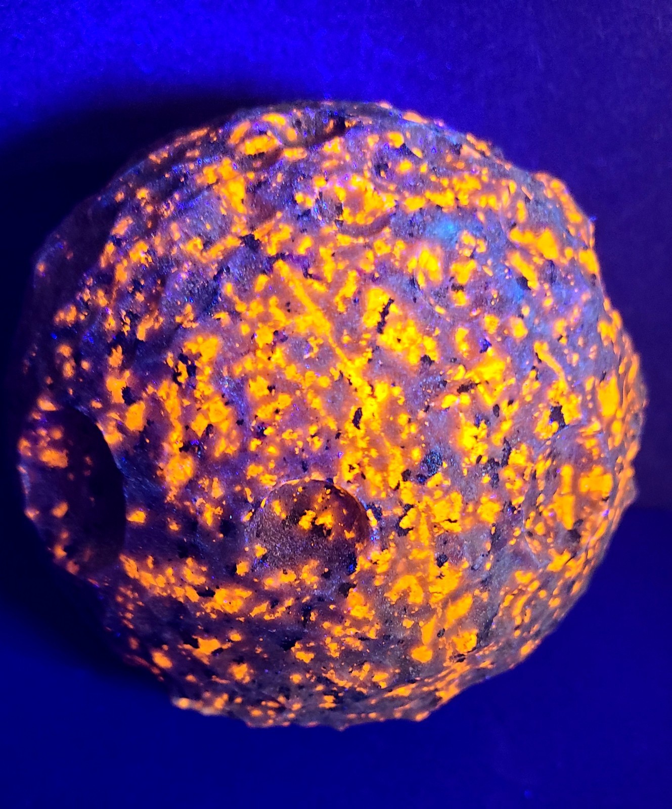 XXL 4″ 1,166g 100mm UV Reactive Glow Yooperlite Full Moon Stone Carving