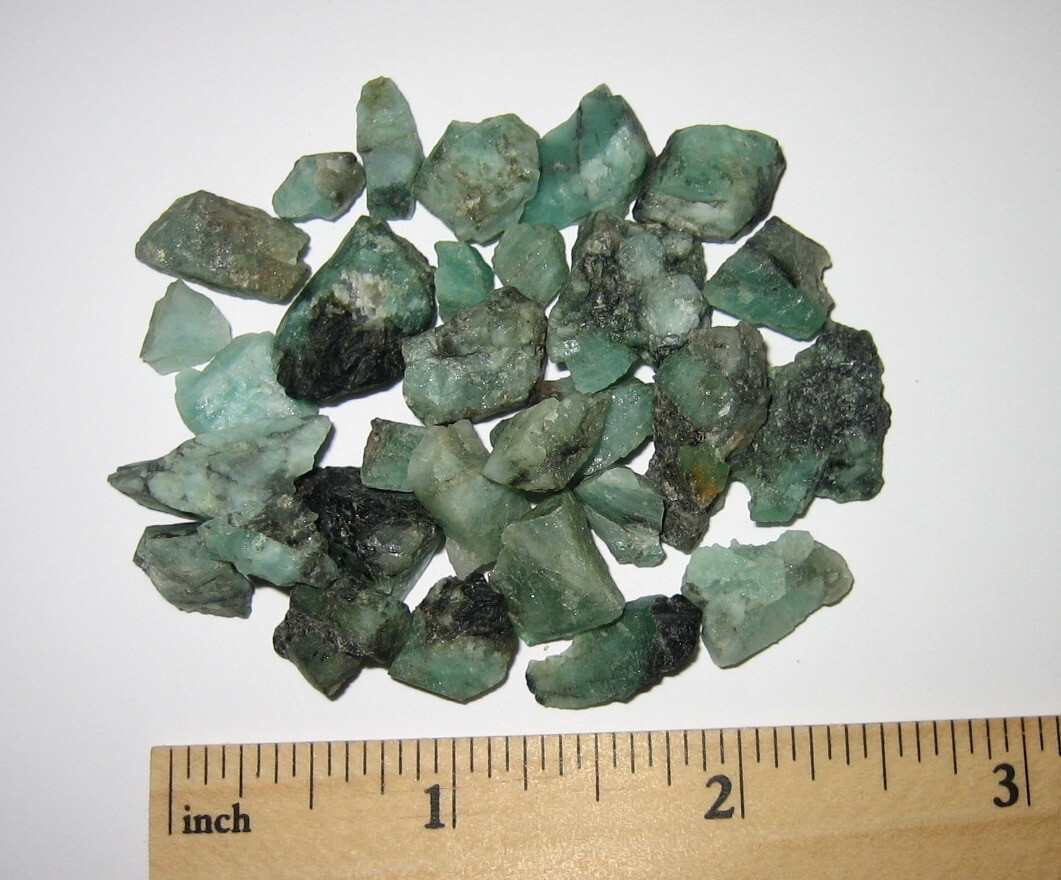 30 SMALL NATURAL ROUGH 0.2″- 0.5″ EMERALD GREEN BERYL CRYSTALS BRAZIL ~ 30.2g *A