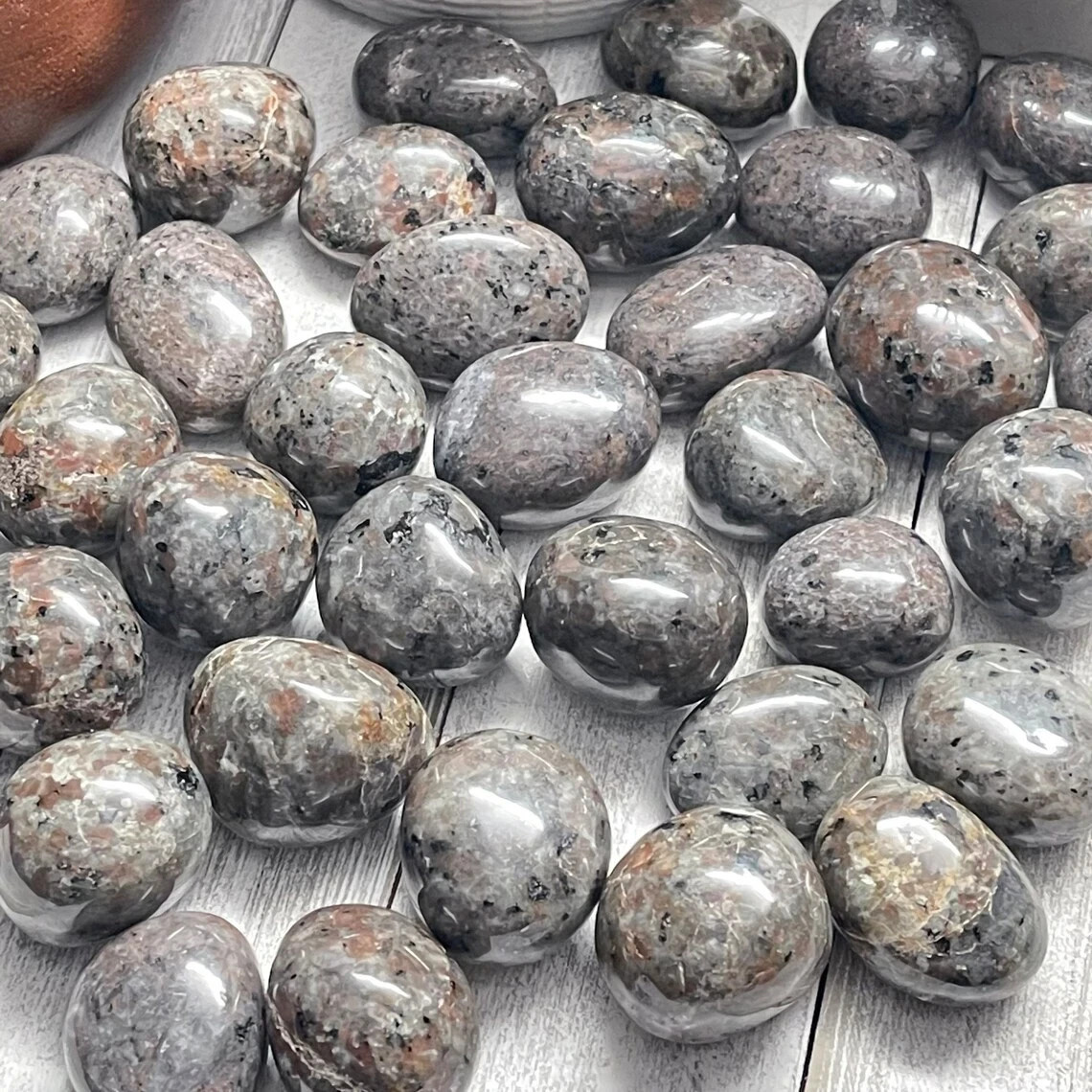 Natural Yooperlite Tumbled Stones UV Reactive Fluorescent sodalite Crystal Gift