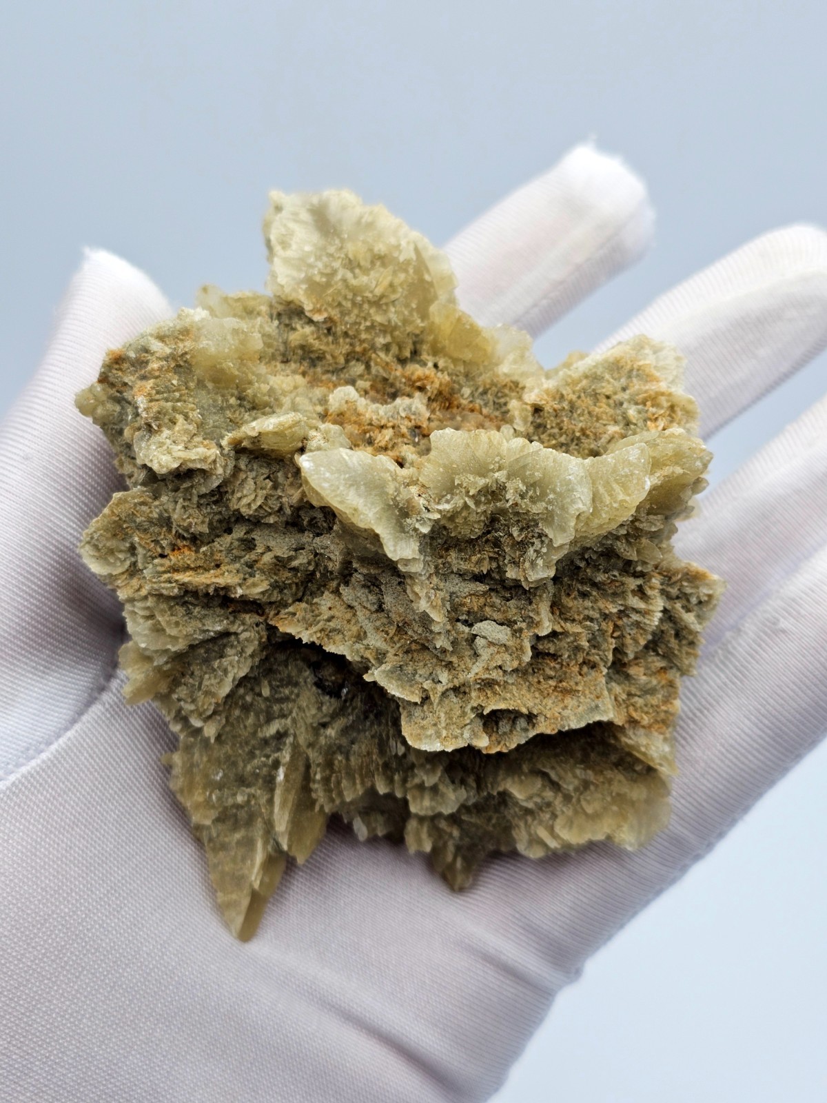 Gypsum crystal, Desert Rose 208 g – a unique Ukrainian sample with fluorescent