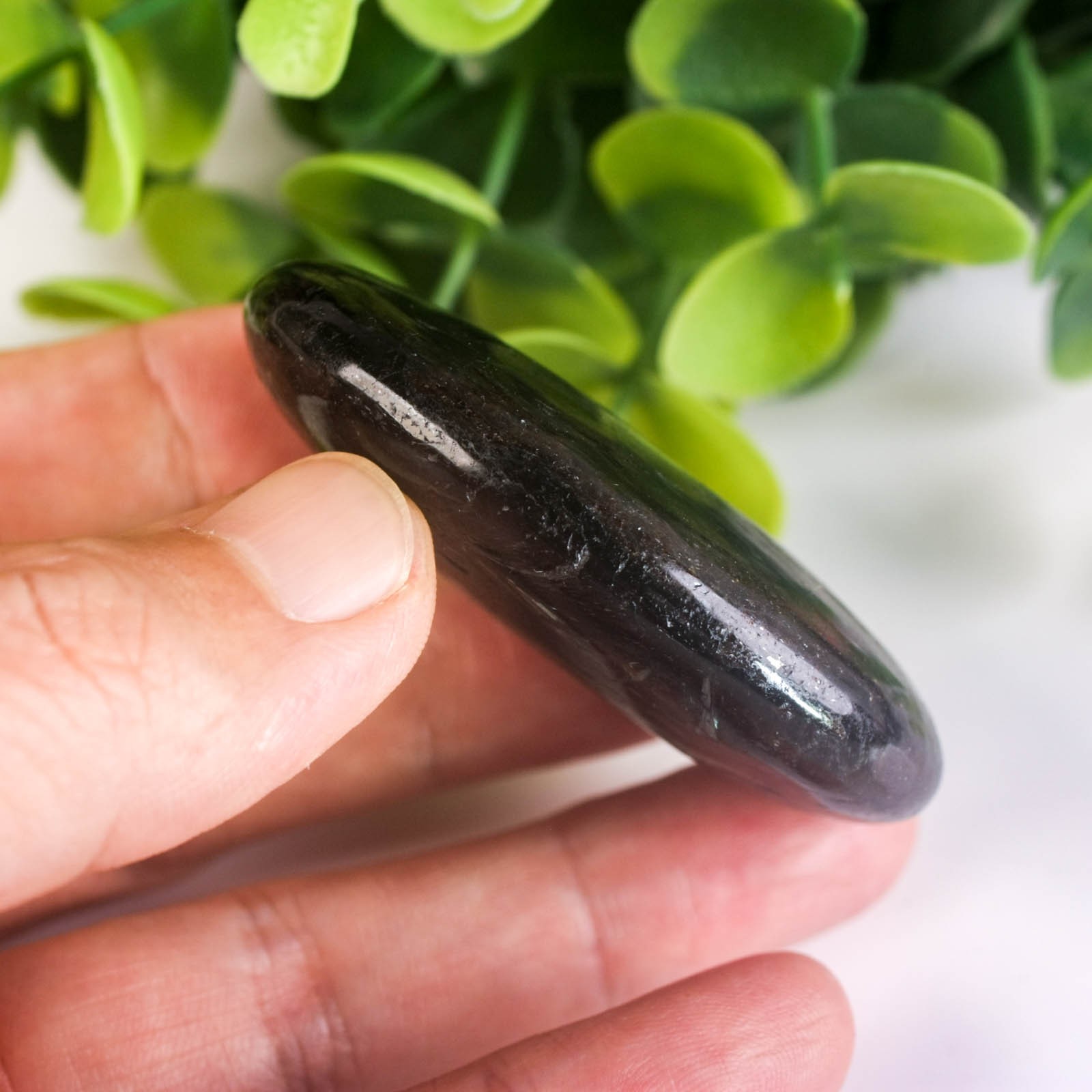 62g 58mm Rare Arfvedsonite Palm Stone Natural Firework Flash Crystal Worry Stone