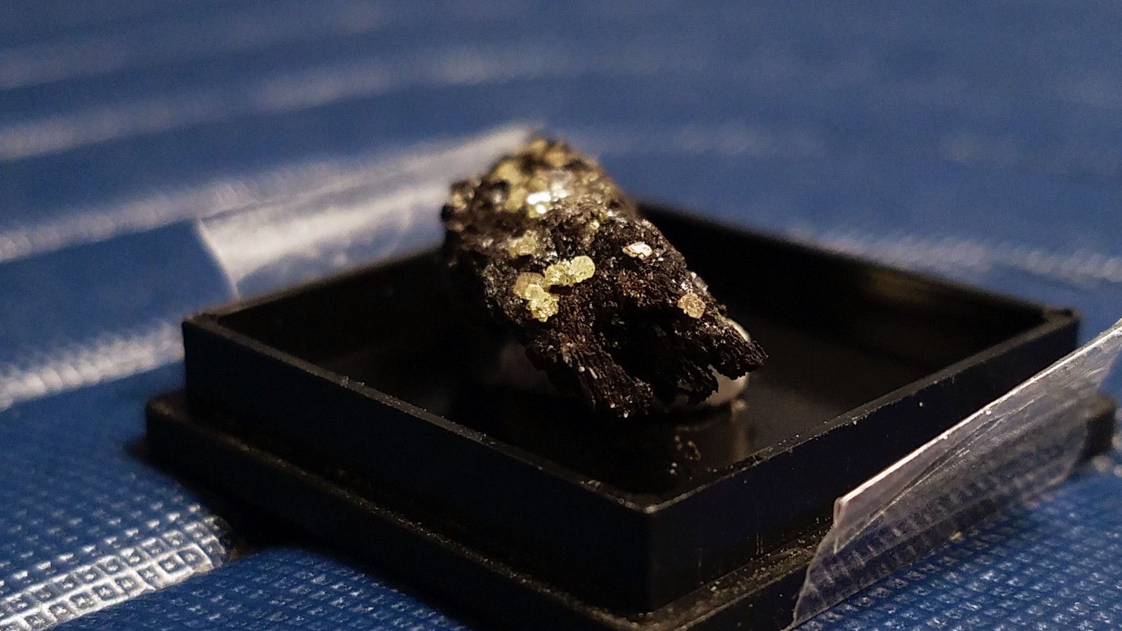 SiG: Tiny Light Pale Yellow Sulphur Crystals on Dark Matrix from Austria