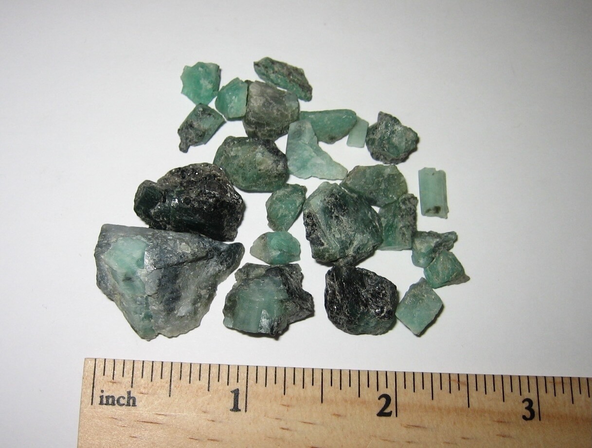 23 SMALL NATURAL ROUGH 0.2″- 0.5″ EMERALD GREEN BERYL CRYSTALS BRAZIL ~ 23.2g *2