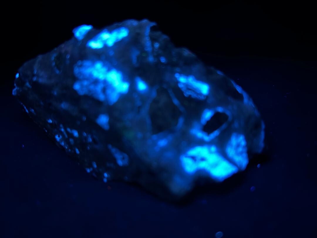 KB: RICH! SW FL BRIGHT BLUE/WHITE SCHEELITE WITH WOLFRAMITE FROM AUSTRALIA