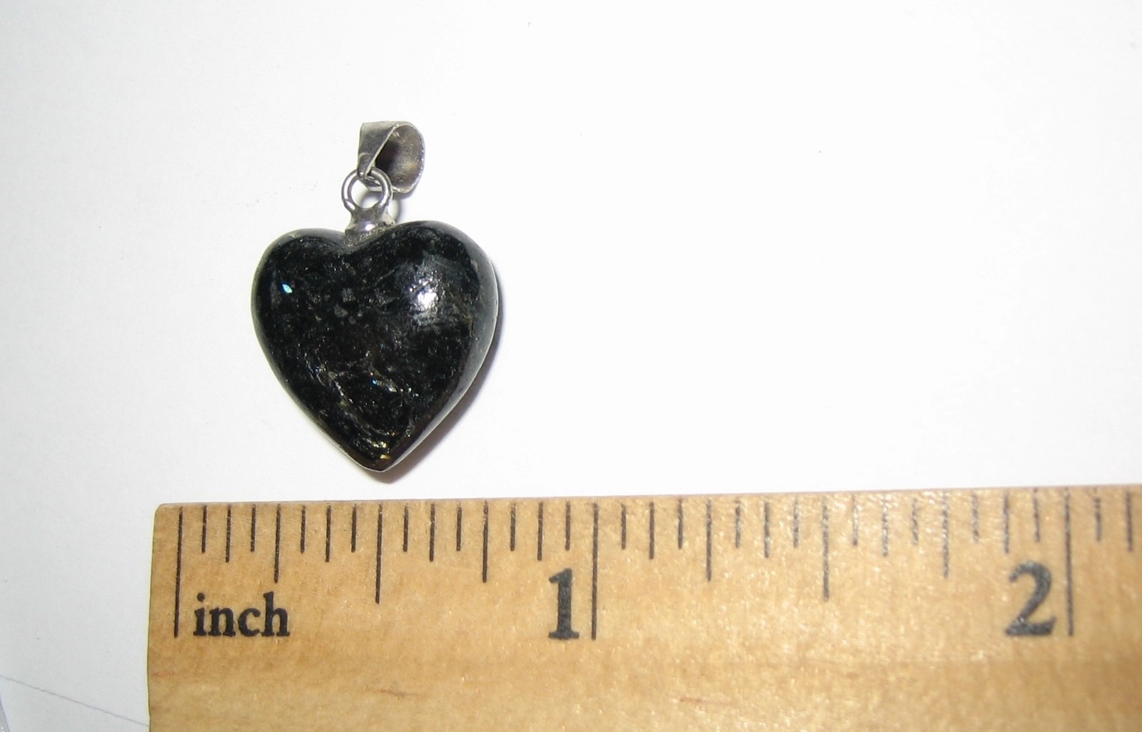15mm RARE! POLISHED NATURAL AUTHENTIC NUUMMITE STONE HEART PENDANT GREENLAND *1