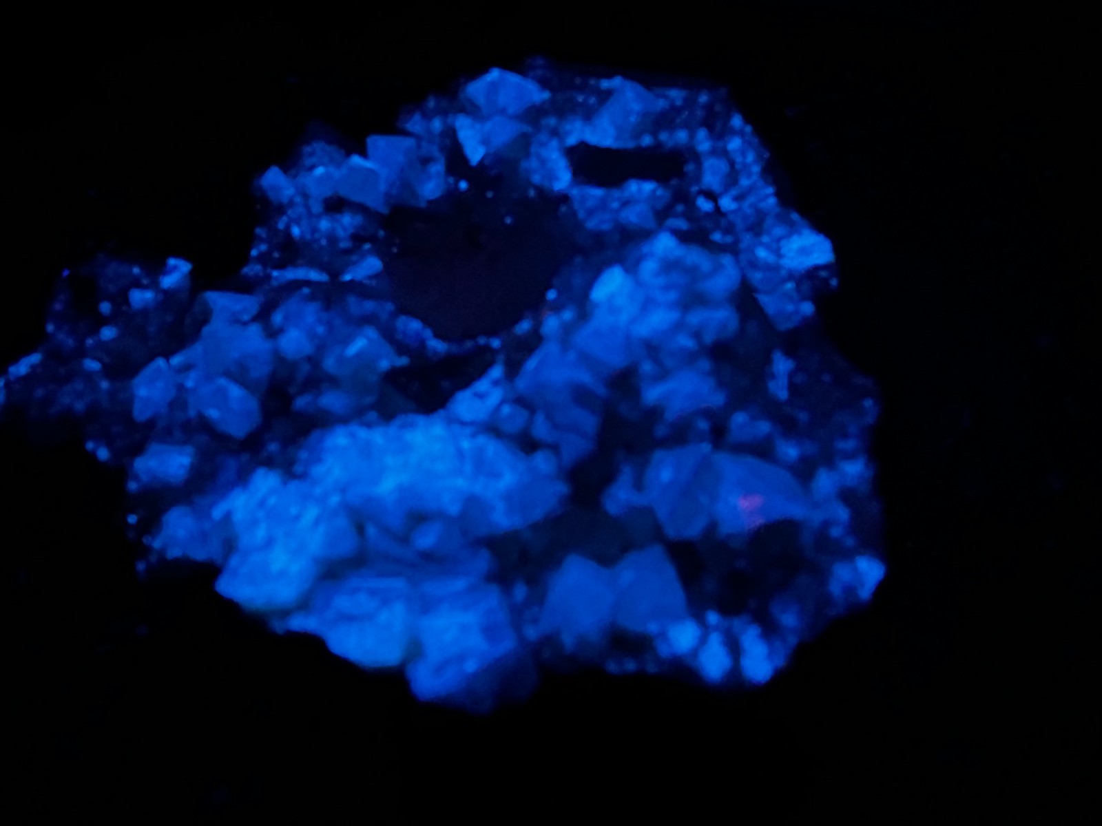 KB: SW FL BRIGHT BLUE/WHITE XLS OF SCHEELITE ON MATRIX, HUNAN PROVINCE, CHINA