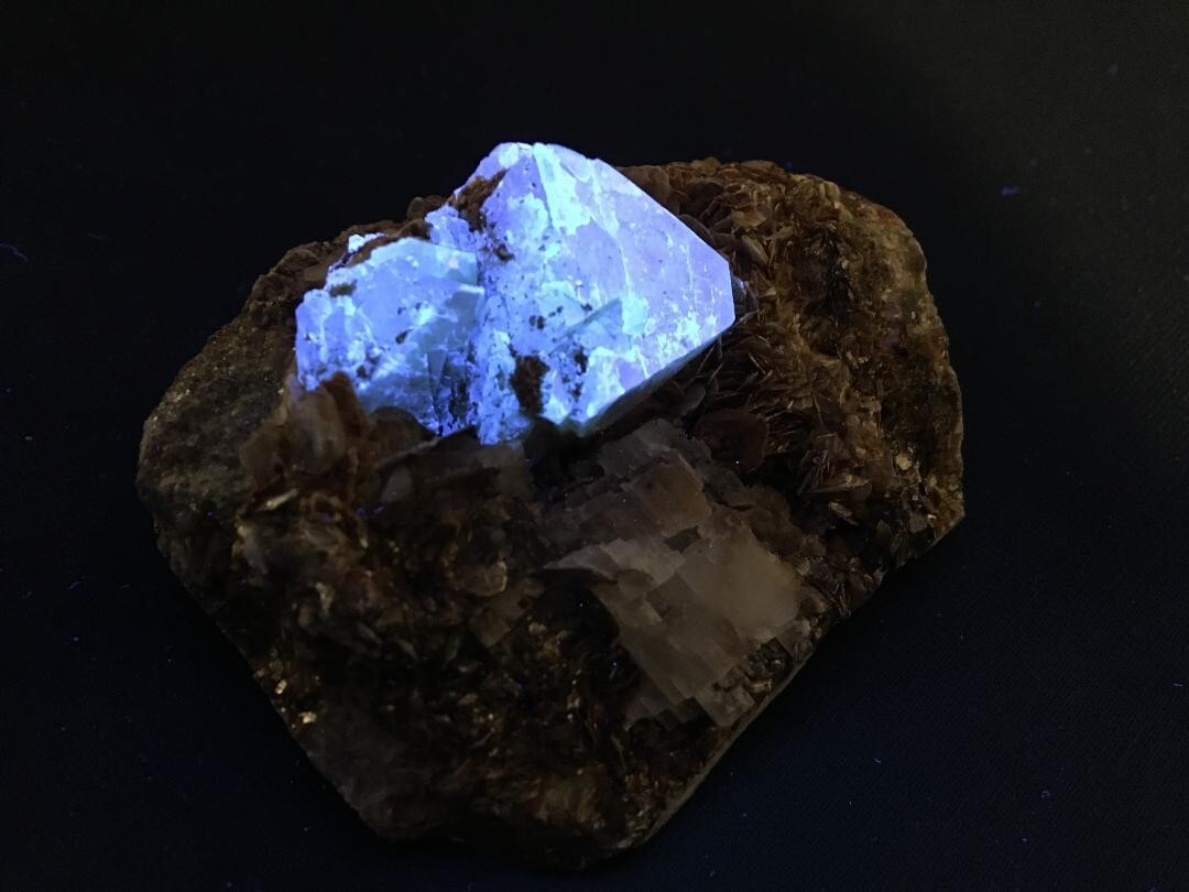 KB: SW FL BRIGHT BLUE/WHITE XL OF SCHEELITE ON MATRIX PINGWU MINE, SICHUAN CHINA