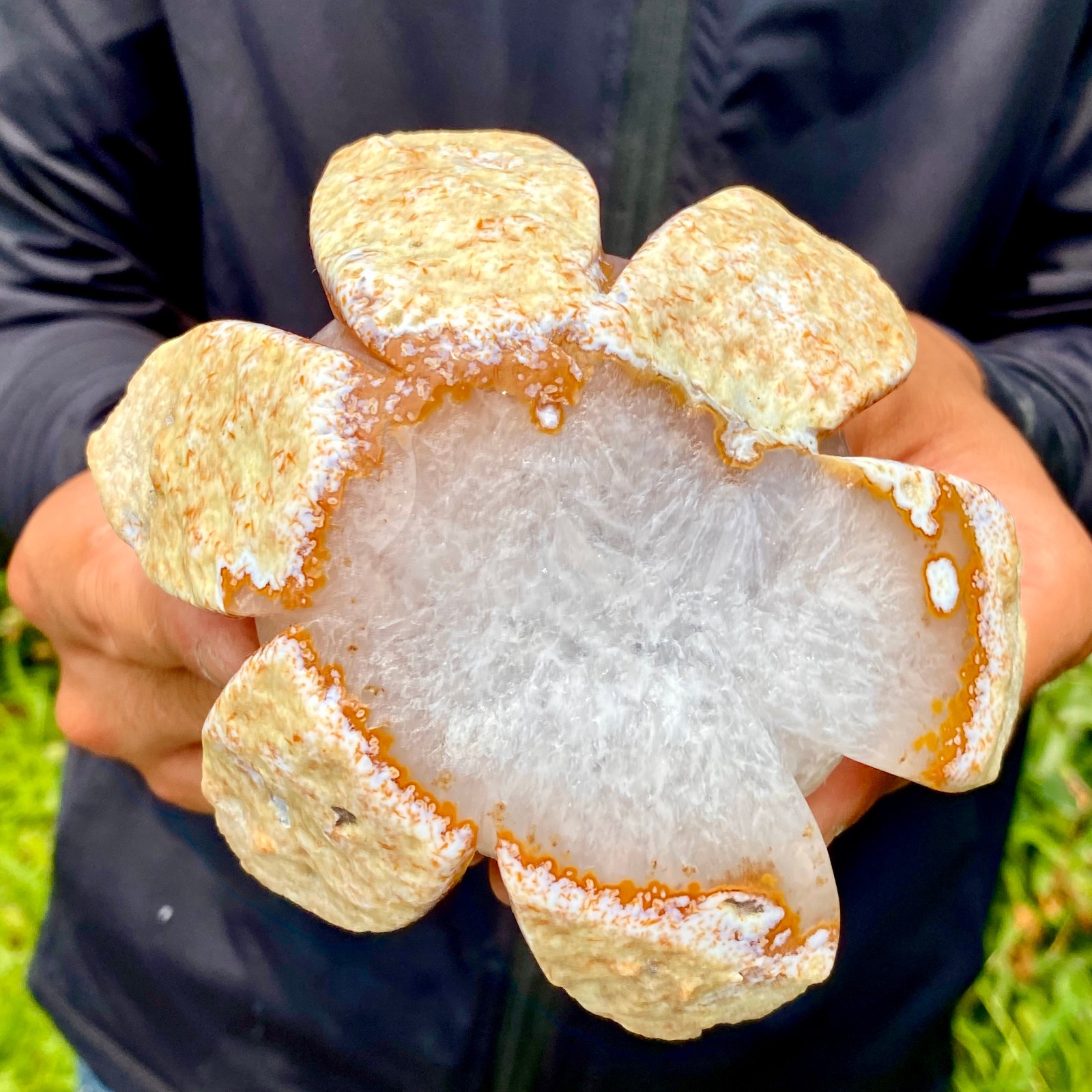 711G Drunken agate lotus hand carved meditation crystal display decoration