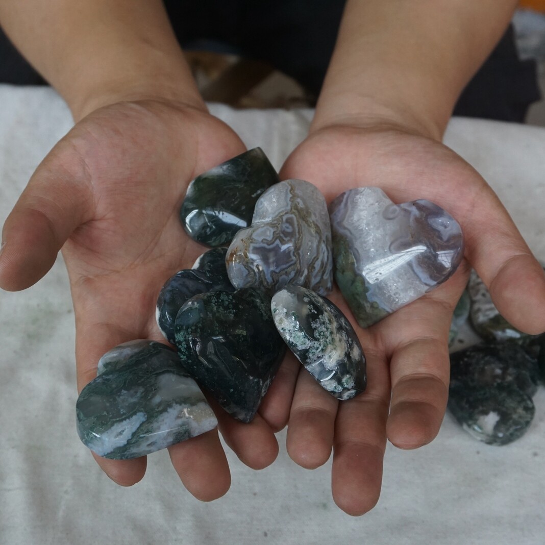 2.2LB 12Pcs Natural Moss Agate Carnelian Quartz Crystal Heart Palm Stone Healing