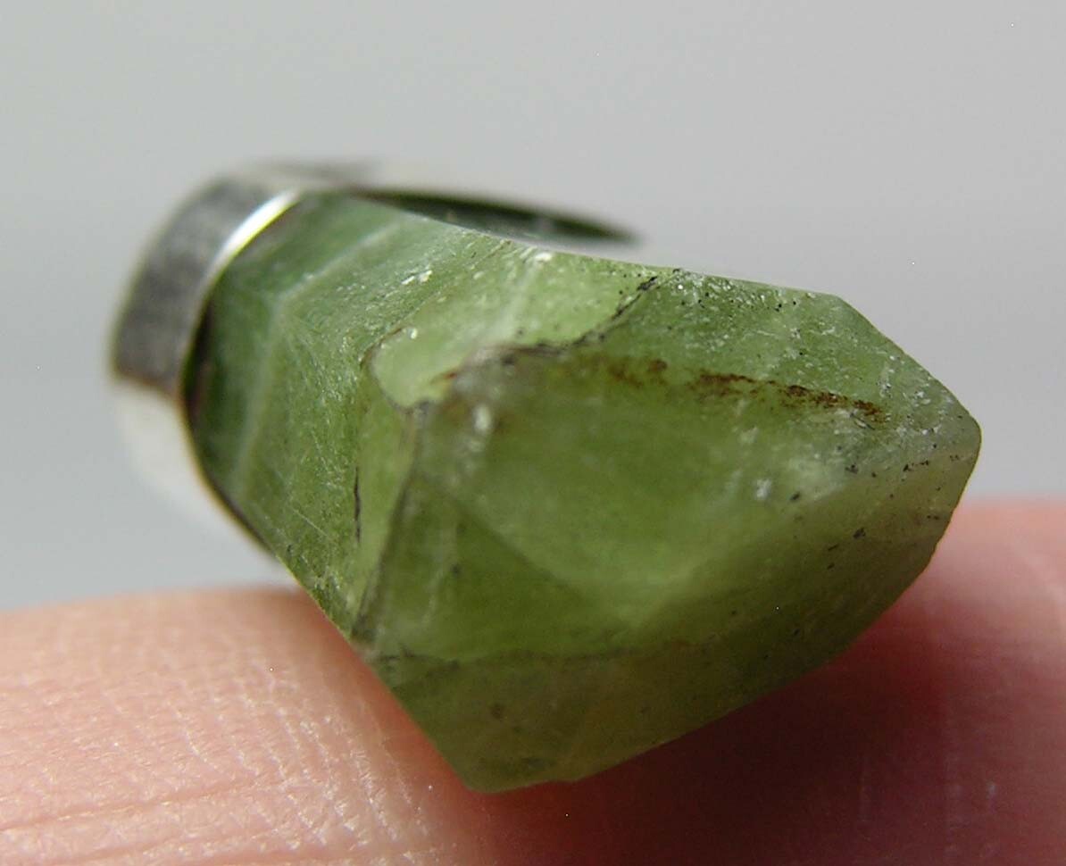 #14 Pakistan 13.60ct 100% Natural Peridot Crystal Specimen Pendant 2.70g 16.00mm